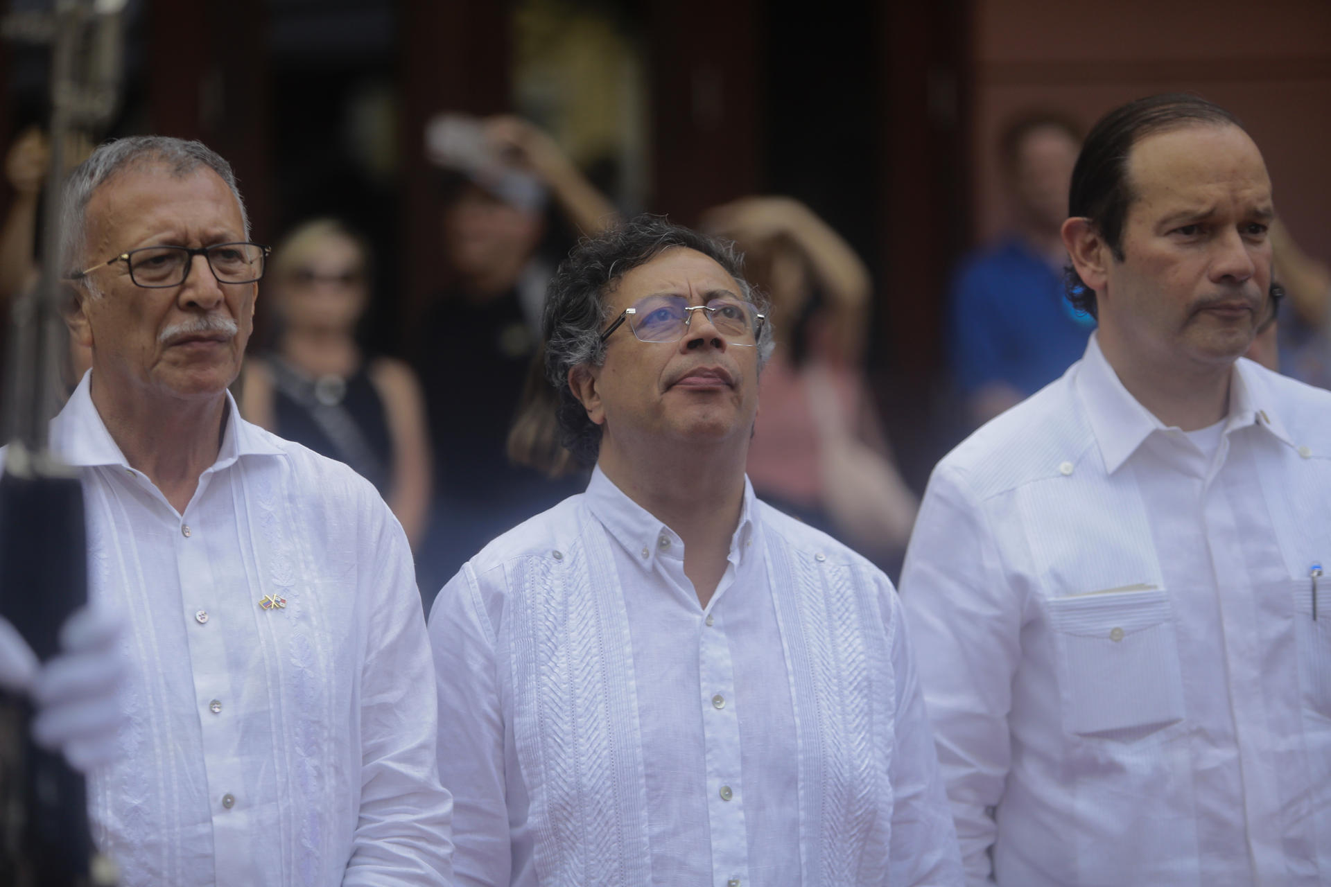 El embajador de Colombia en Panamá, Fabio Mariño (i); el presidente de Colombia, Gustavo Petro (c), y el canciller de Panamá, Javier Acha, participan en un evento este viernes, en la Plaza Bolívar en Ciudad de Panamá (Panamá). EFE/ Carlos Lemos
