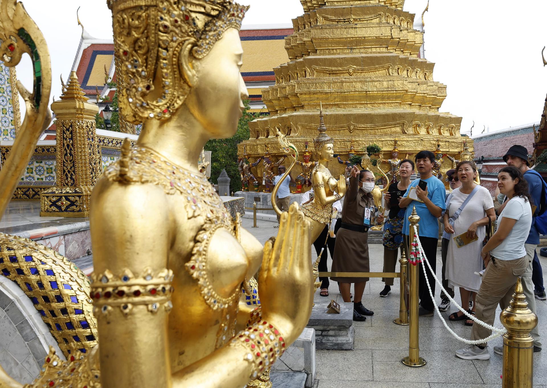 Bangkok (Thailand), 27/09/2024.- Una imágen de archivo de turistas en un templo de Bangkok. EFE/EPA/NARONG SANGNAK