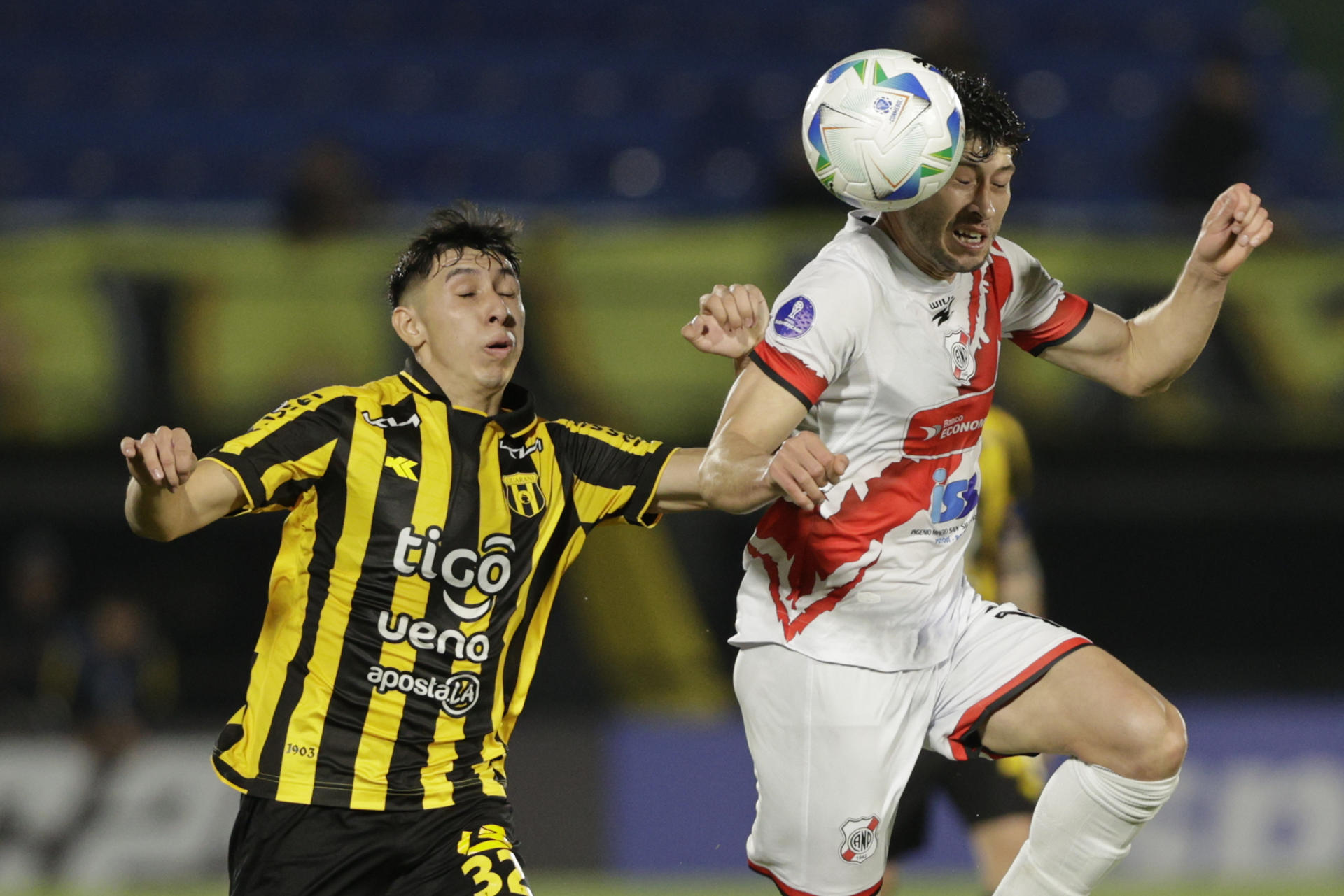 Alexis Cantero de Guaraní (i) disputa un balón con Víctor Ábrego de Nacional Potosí en un partido de la fase de grupos de la Copa Sudamericana. EFE/ Juan Pablo Pino