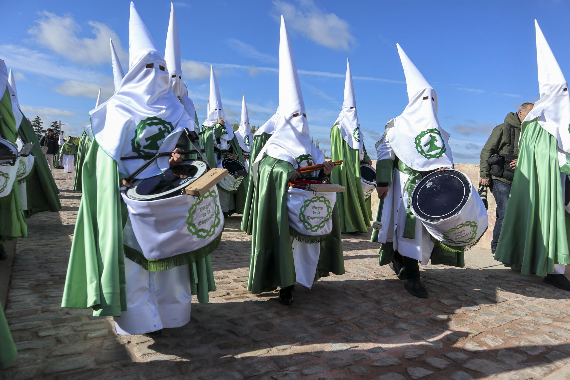 Desfile de la Cofradía de la Virgen de la Esperanza en Zamora, en el que por primera vez habrá mujeres que desfilen vestidas con túnica y caperuz, como los hombres, en vez de con mantilla y peineta, al ser las primeras integrantes de la banda de cornetas y tambores de la cofradía y armonizar así que todos los miembros de ese grupo vayan vestidos iguales. EFE/Mariam A. Montesinos