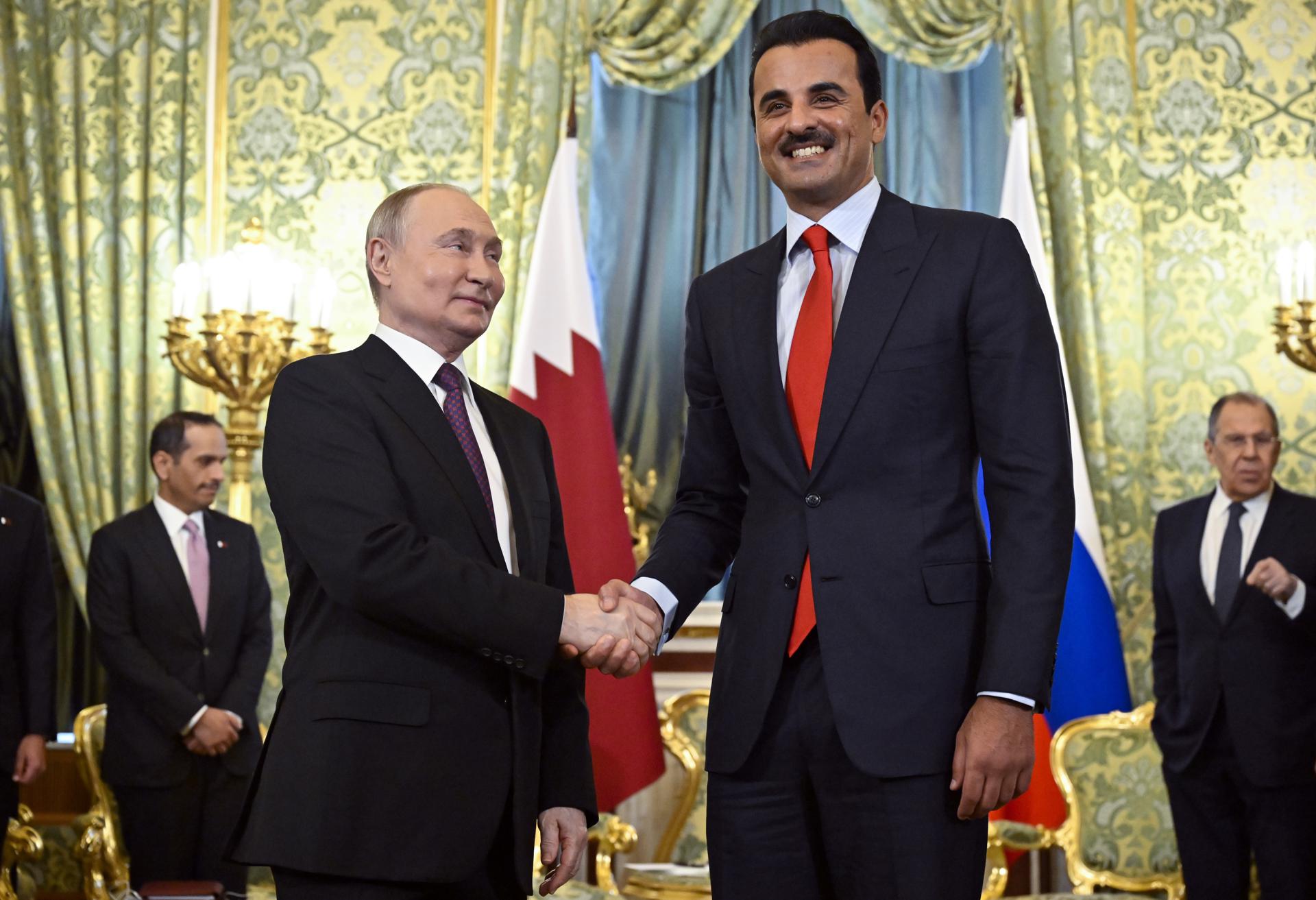 .- El presidente ruso Vladimir Putin estrecha la mano con el emir de Qatar, Sheikh Tamim bin Hamad al-Thani, durante su reunión en el Kremlin en Moscú, Rusia, el 17 de abril de 2025. El Emir está en una visita oficial de un día a Moscú. (Rusia, Moscú, Catar) EFE/EPA/ALEXANDER NEMENOV / POOL