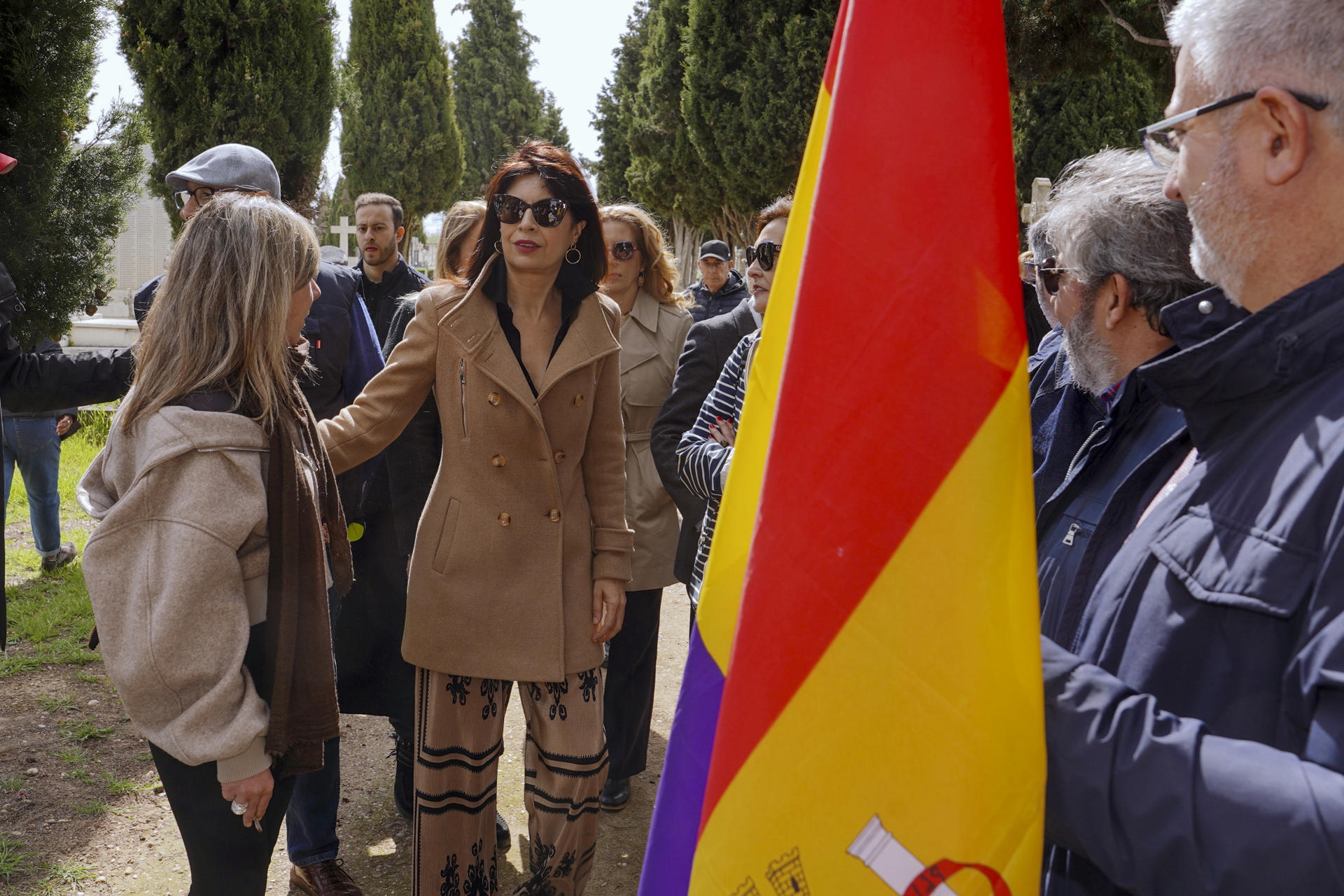 La ministra de Igualdad, Ana Redondo (c), participa este lunes en los actos de conmemoración de la II República en el cementerio de Valladolid este lunes. EFE/Nacho Gallego