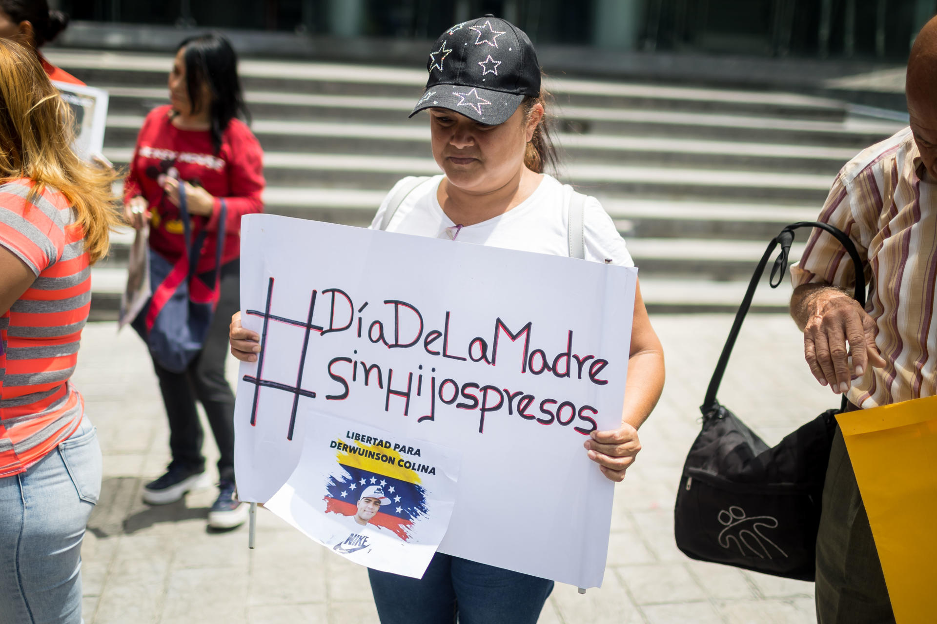 Personas se manifiestan durante una protesta en las inmediaciones de la oficina de la ONU, este miércoles en Caracas (Venezuela). EFE/ Miguel Gutiérrez