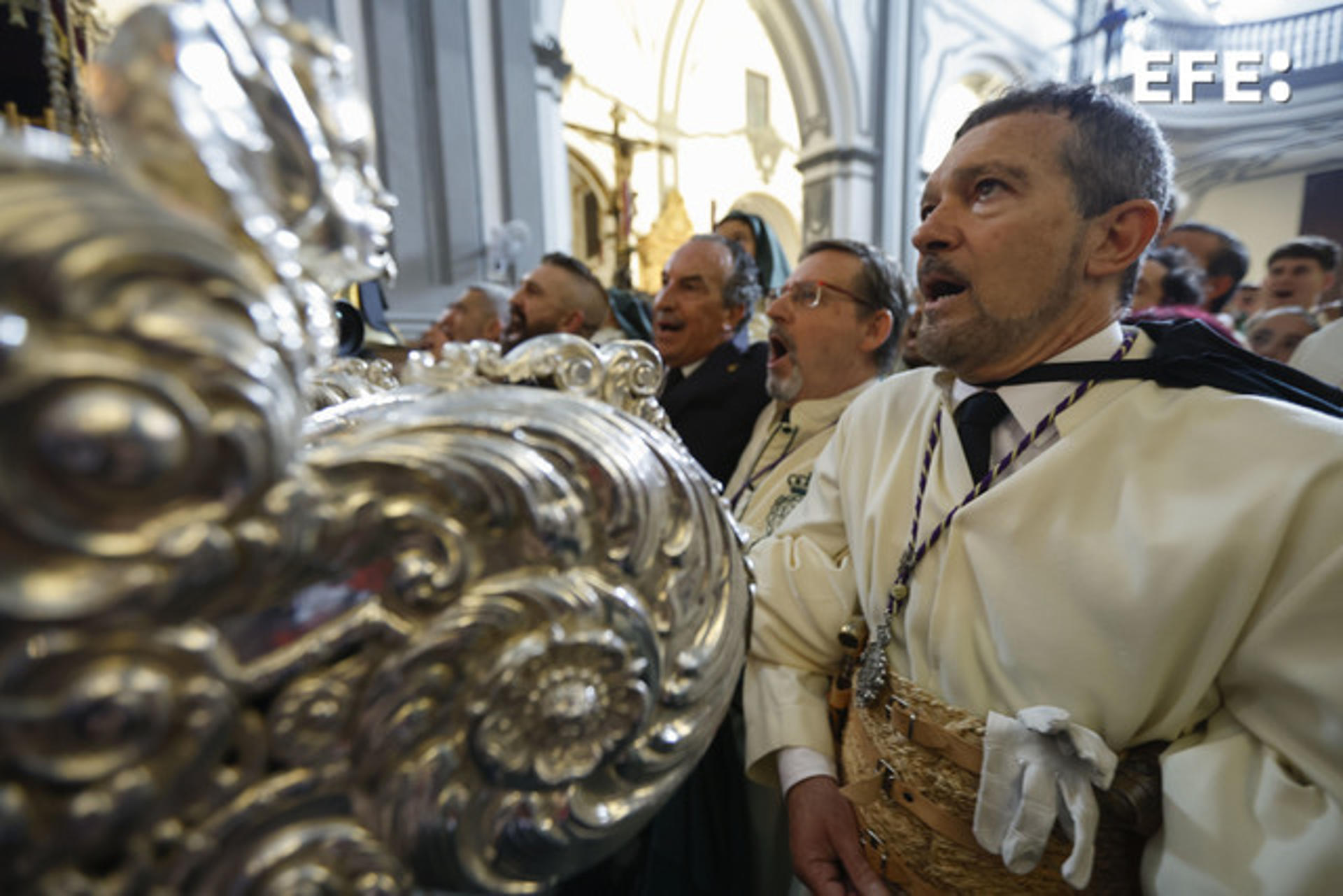 El actor Antonio Banderas participa en la procesión de la Cofradía de la Virgen de Lágrimas y Favores este domingo de Ramos en Málaga (Andalucía). EFE/ Jorge Zapata