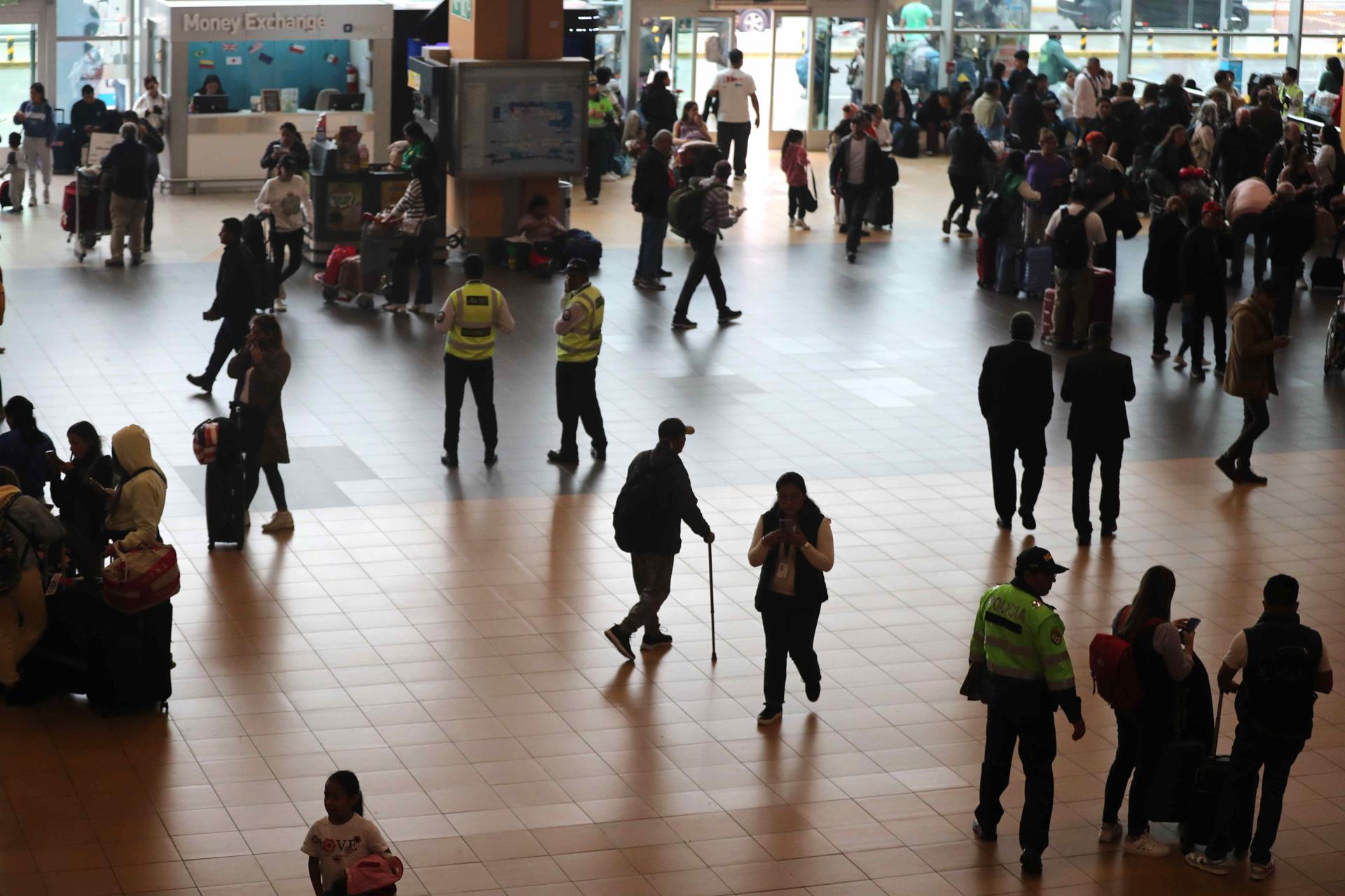Imagen de archivo de decenas de viajeros varados debido al cierre del aeropuerto de Lima (Perú) por un corte de luz. EFE/Paolo Aguilar