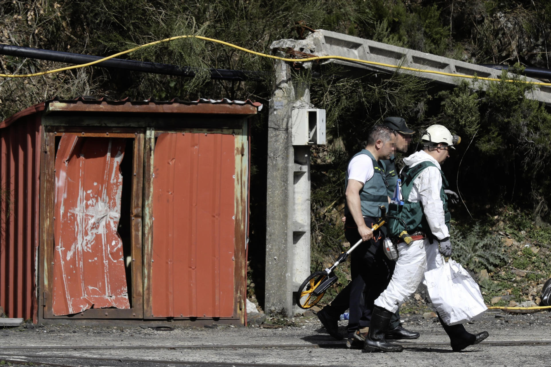 Investigadores, miembros de la brigada de salvamento minero y Policía Judicial de la Guardia Civil este martes saliendo al exterior de la mina de Cerredo, en la que el pasado 31 de marzo murieron cinco trabajadores y otros cuatro resultaron heridos a causa de una explosión. La Policía Judicial de la Guardia Civil, acompañada de especialistas y técnicos, ha accedido este martes al interior de la mina de Cerredo para inspeccionar el lugar en el que el pasado lunes 31 de marzo una fuerte explosión acabó con la vida de cinco trabajadores y dejó heridos graves a otros cuatro. EFE/ J.L.Cereijido