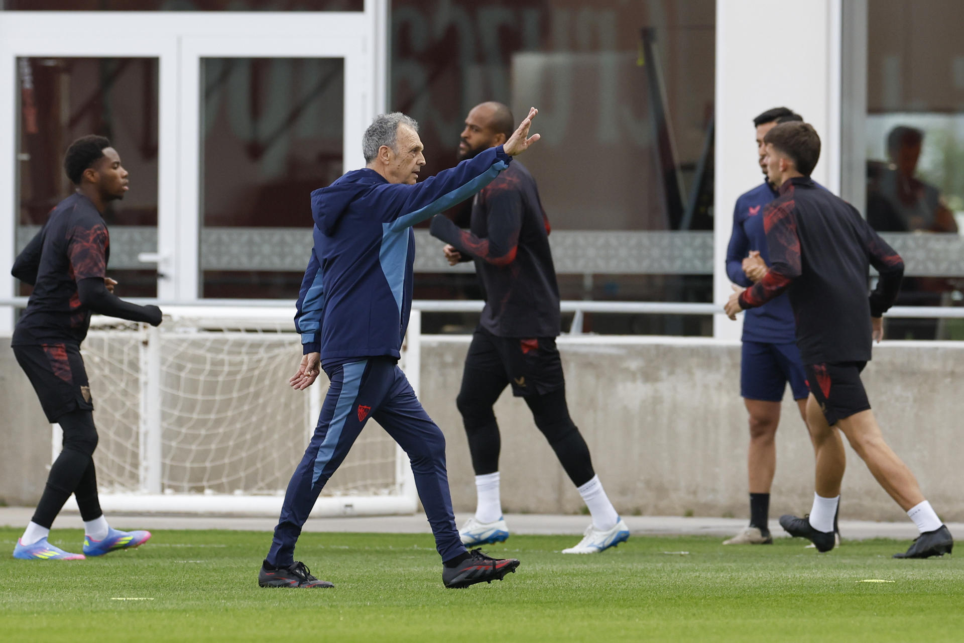Joaquín Caparrós (c), entrenador del Sevilla, esta pasada semana.. EFE/ Julio Muñoz