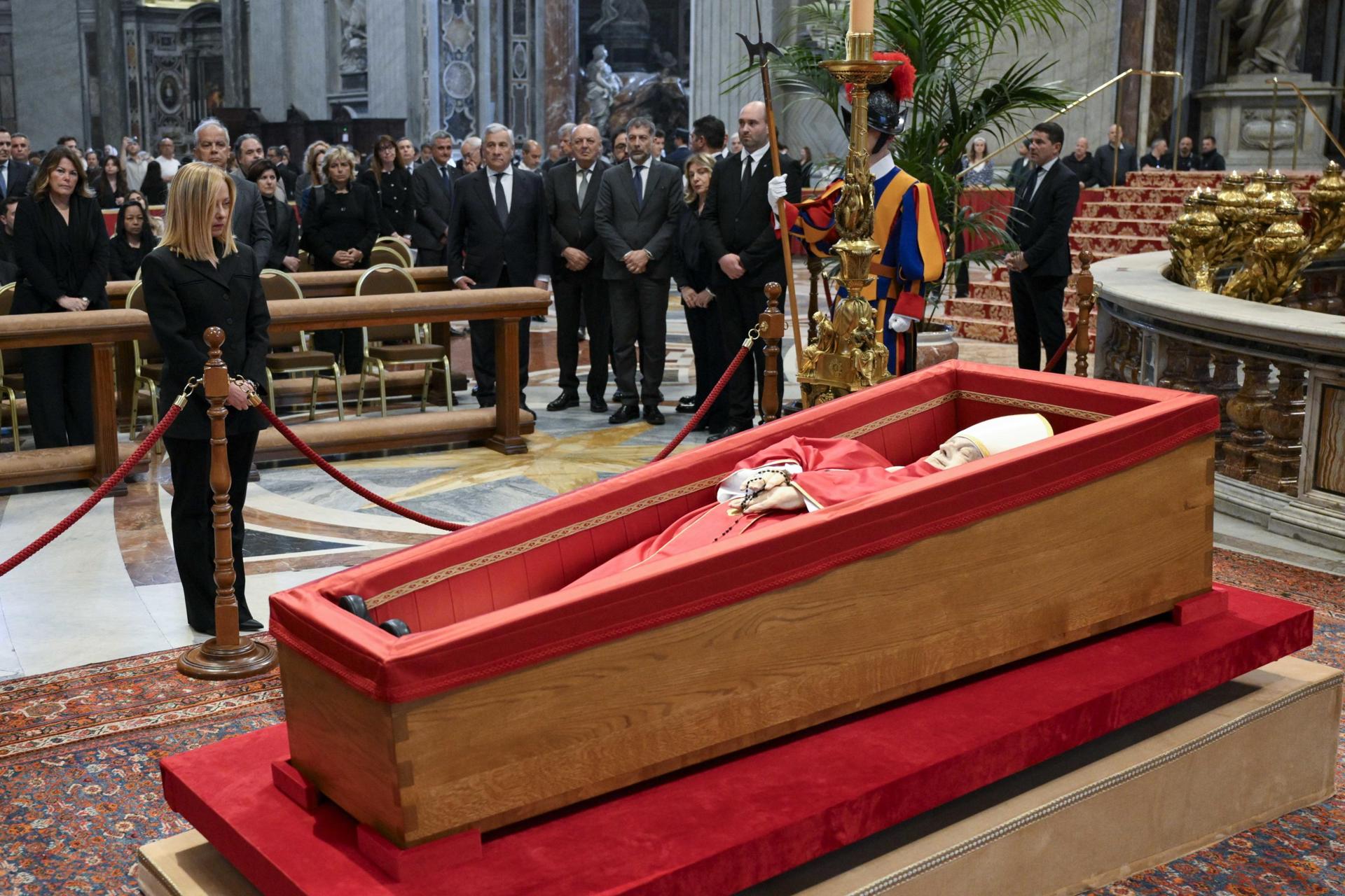 - Una imagen proporcionada por el Vaticano muestra a la Primera Ministra italiana Giorgia Meloni rindiendo homenaje al Papa Francisco dentro de la Basílica de San Pedro, Ciudad del Vaticano, 23 de abril de 2025. Los fieles y quienes desean rendir homenaje podrán presentar sus respetos al líder espiritual, quien falleció el 21 de abril de 2025, a la edad de 88 años, hasta su funeral el 26 de abril en la plaza frente a la basílica. (Papá) EFE/EPA/MEDIA DEL VATICANO DIVULGACIÓN DIVULGACIÓN USO EDITORIAL SOLO/NO VENTAS