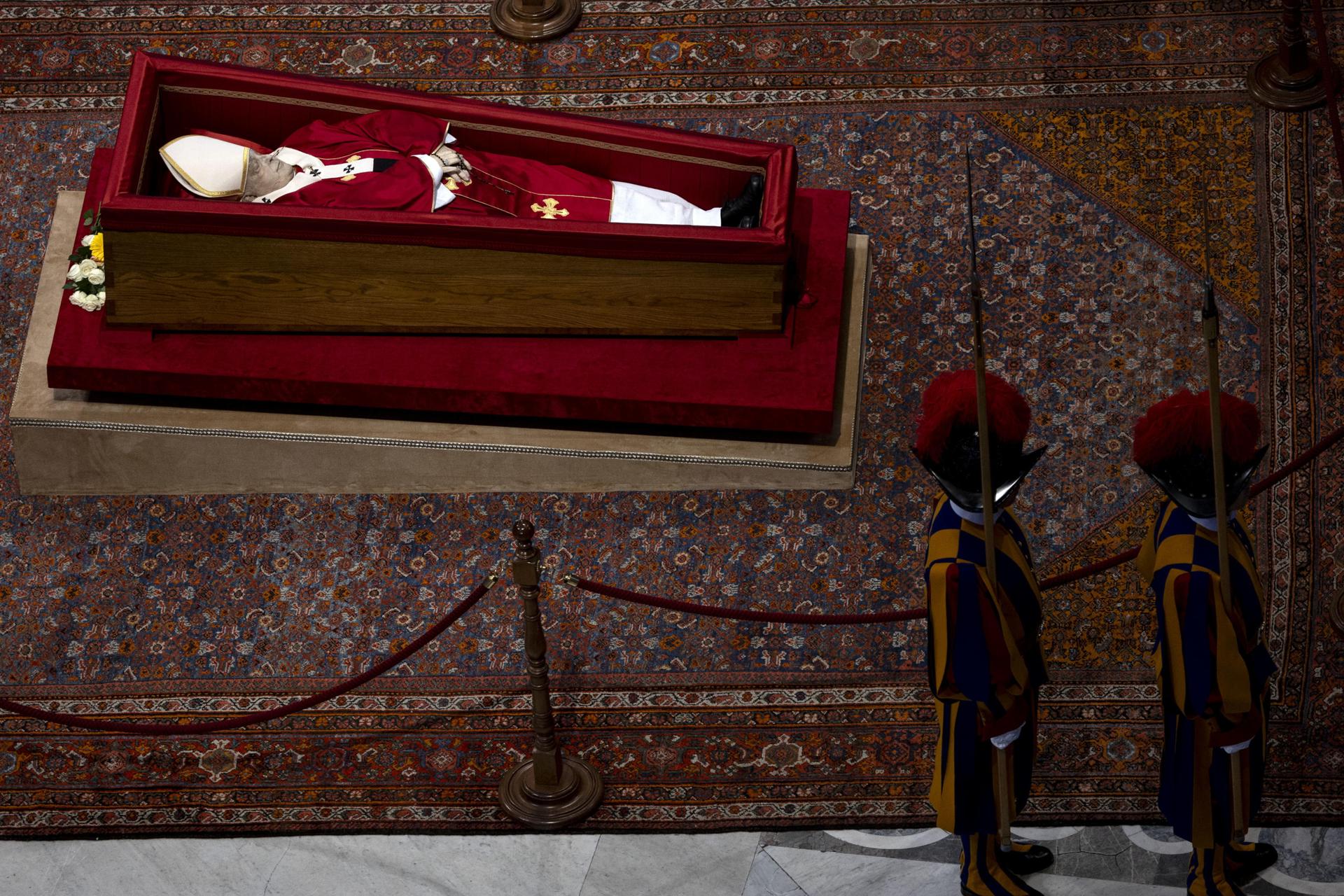 El ataúd con el difunto Papa Francisco yace en la Basílica de San Pedro en la Ciudad del Vaticano. EFE/EPA/MASSIMO PERCOSSI