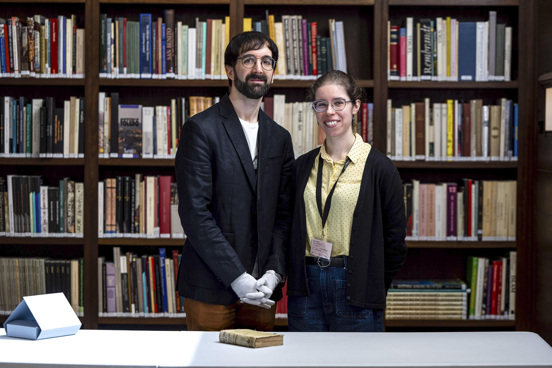 El Museo Sefardí atesora un fondo bibliográfico de más de 20.000 piezas, la más antigua una gramática hebrea de 1526, según han mostrado a EFE, con motivo del Día del Libro, los bibliotecarios del museo Diego Fernández (i) y Bárbara Pardo (d) tras el trabajo de reorganización realizado en ese espacio. EFE/Ismael Herrero