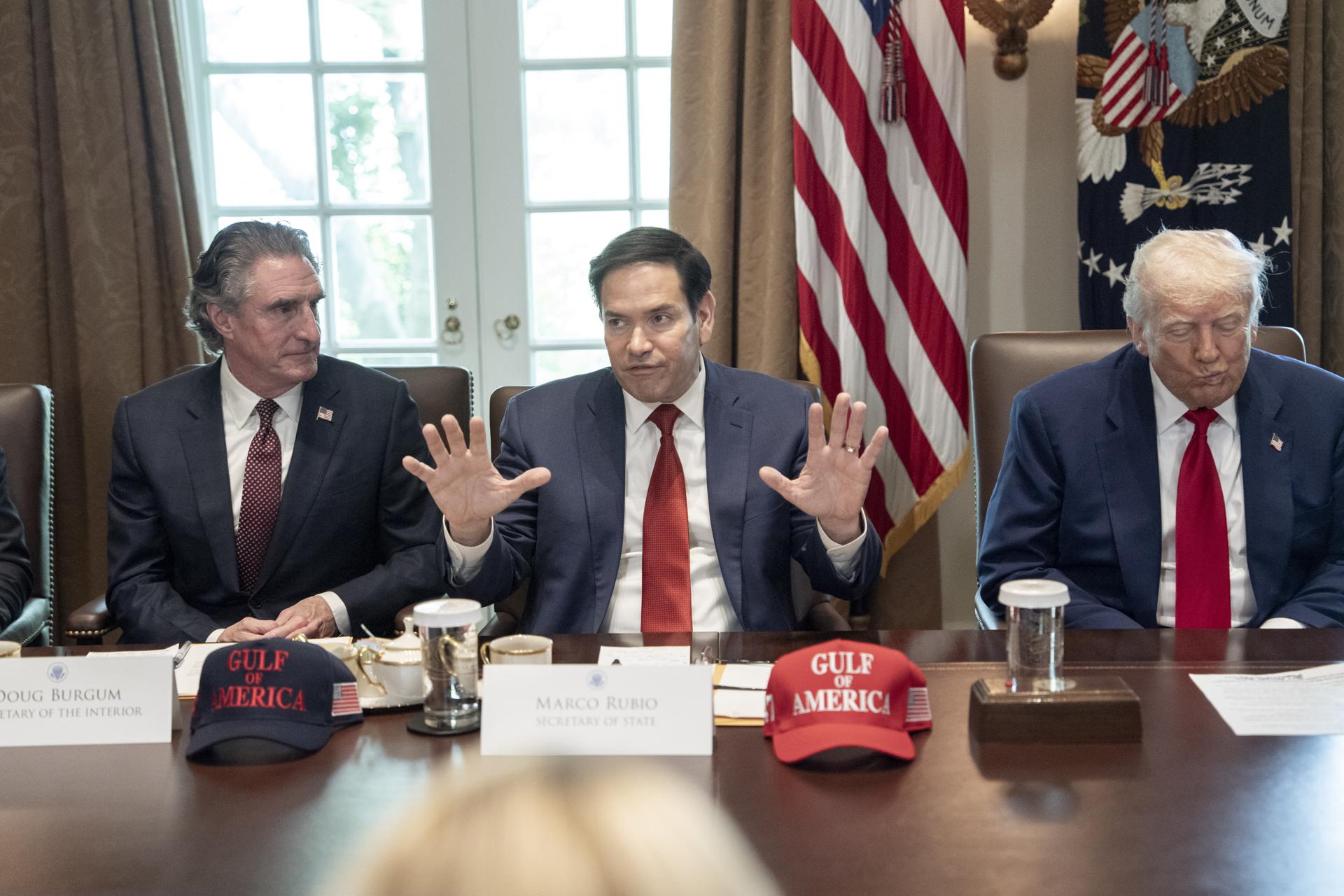 El Secretario de Estado estadounidense Marco Rubio (C) habla durante una reunión del gabinete celebrada por el Presidente estadounidense Donald Trump (D), en la Sala del Gabinete de la Casa Blanca en Washington, DC, EE. UU., 30 de abril de 2025. EFE/KEN CEDENO / POOL