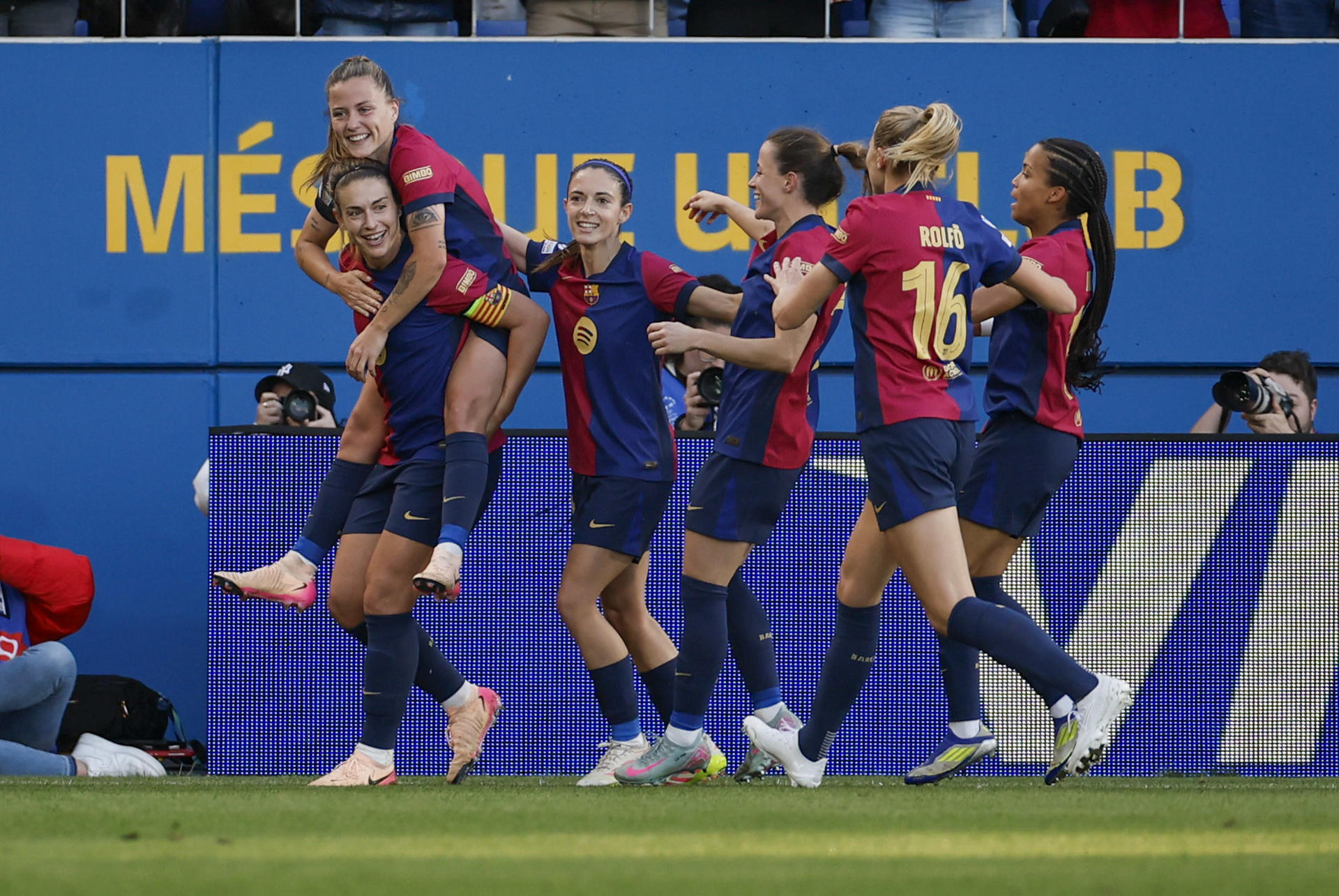 Las jugadoras del FC Barcelona celebran el gol de Claudia Pina, cuarto del equipo blaugrana, durante el partido entre FC Barcelona y Chelsea FC de la ida de semifinales de la Liga de Campeones femenina, en el estadio Johan Cruyff de Sant Joan Despí (Barcelona). EFE/ Alberto Estévez