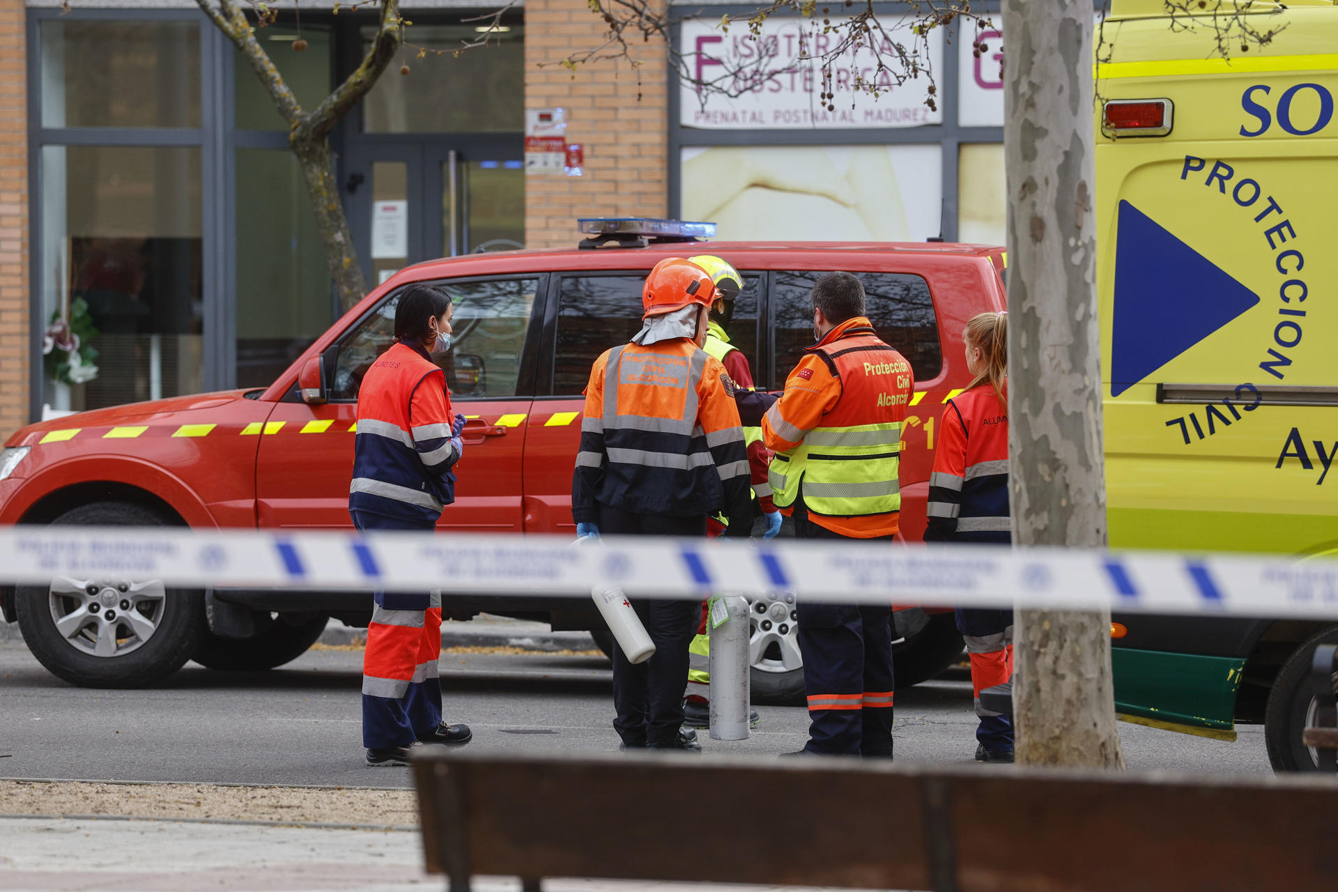 Varias dotaciones del cuerpo de bomberos este miércoles en las inmediaciones del garaje de Alcorcón (Madrid), donde un incendio en un garaje causó la muerte a dos bomberoso. EFE/ Rodrigo Jiménez