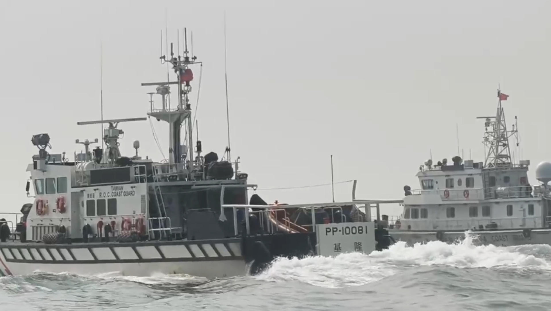 Un buque taiwanés repele la incursión de una embarcación de la Guardia Costera de China cerca de las islas Kinmen. EFE/ Administración De La Guardia Costera (cga) De Taiwán SOLO USO EDITORIAL/SOLO DISPONIBLE PARA ILUSTRAR LA NOTICIA QUE ACOMPAÑA (CRÉDITO OBLIGATORIO)