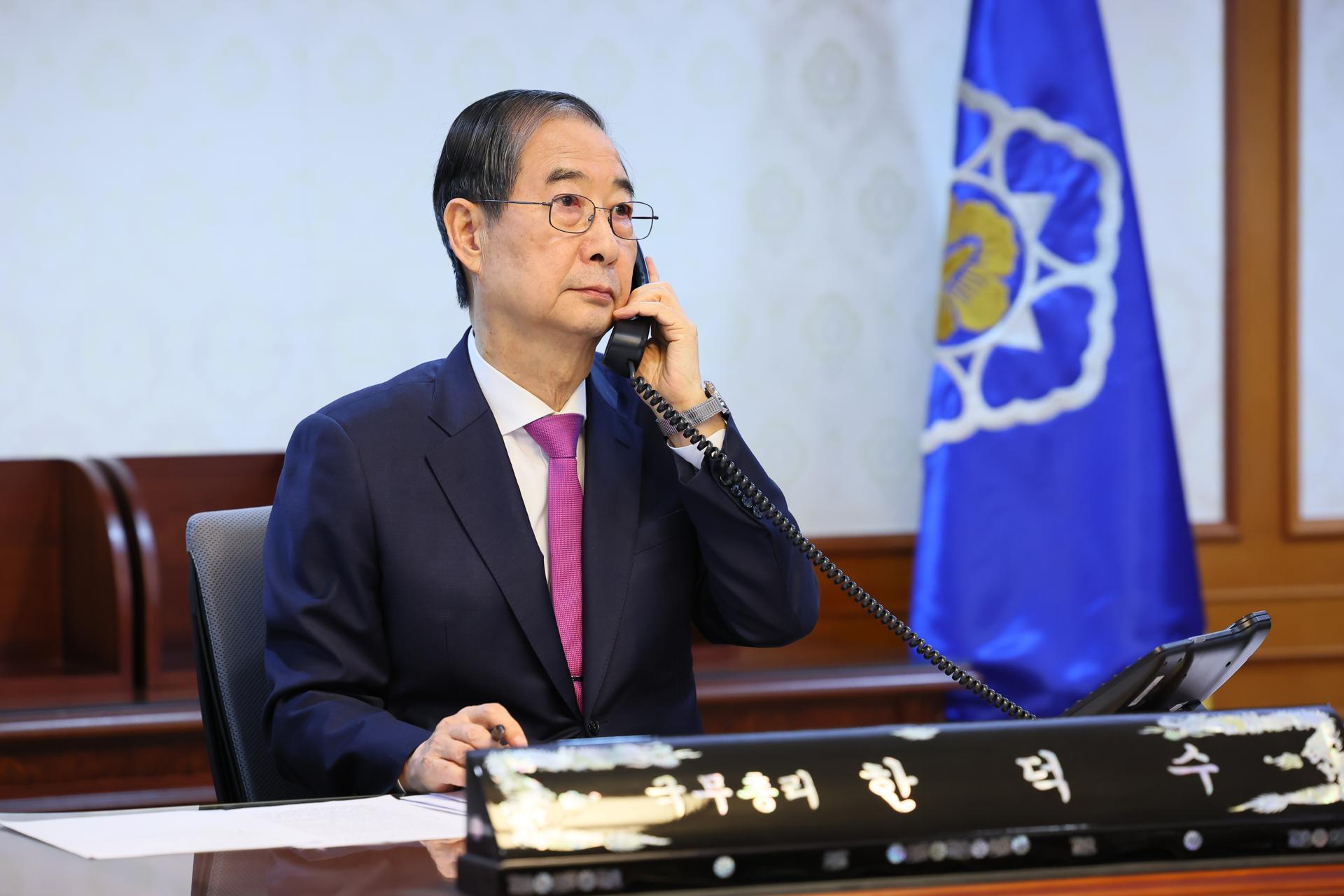 Una foto proporcionada por la Oficina del Primer Ministro muestra al presidente interino de Corea del Sur y primer ministro, Han Duck-soo, hablando por teléfono con el presidente de EE.UU., Donald Trump, en su oficina en Seúl, Corea del Sur, el 8 de abril de 2025. EFE/EPA/Prime Minister's Office / HANDOUT SOUTH KOREA OUTHANDOUT EDITORIAL USE ONLY/NO SALES
