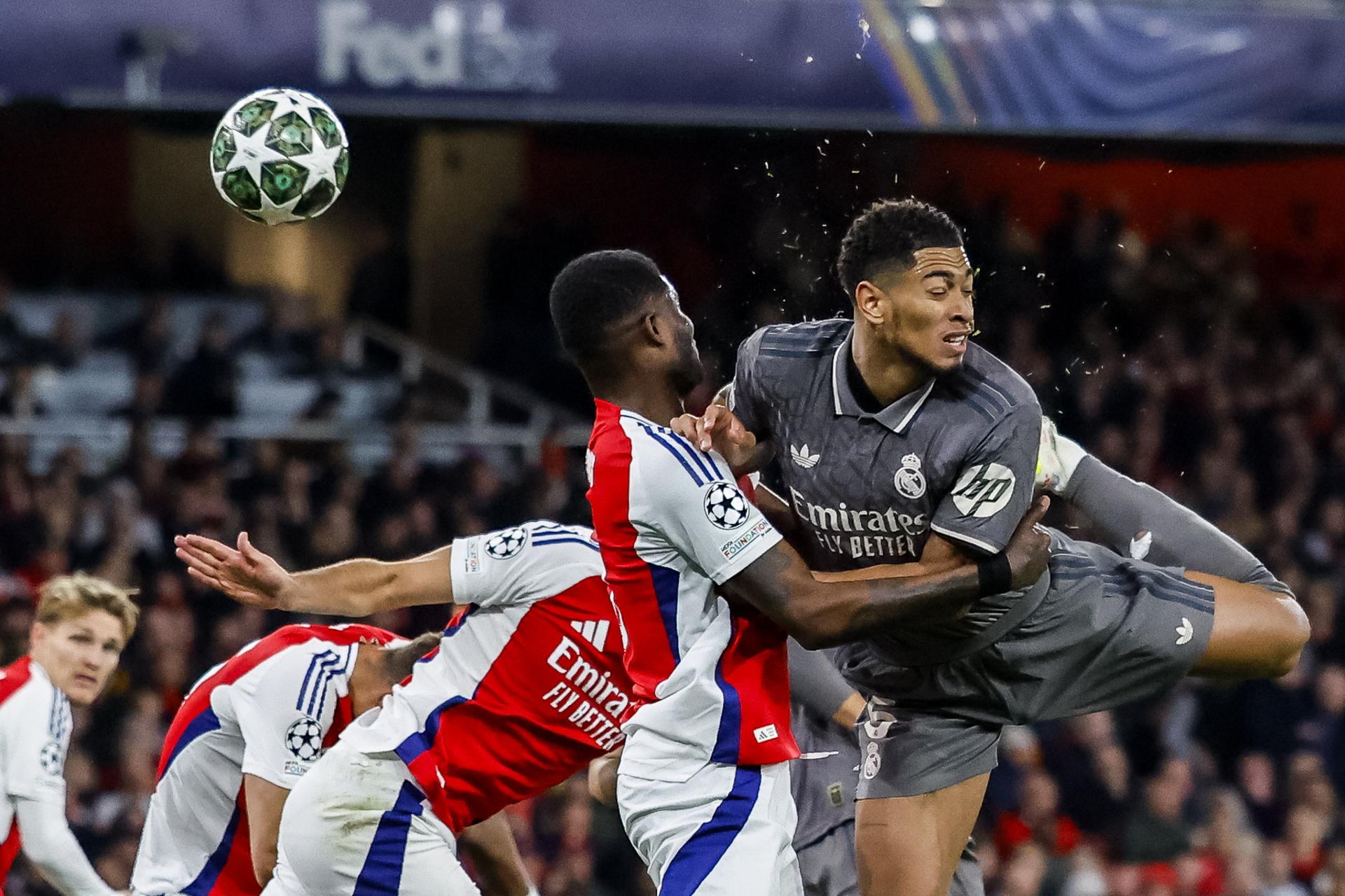 Jude Bellingham del Real Madrid (d) durante el partido de ida de los cuartos de final de la Liga de Campeones de la UEFA entre el Arsenal FC y el Real Madrid en Londres (Reino Unido), 08 de abril de 2025. EFE/EPA/TOLGA AKMEN.