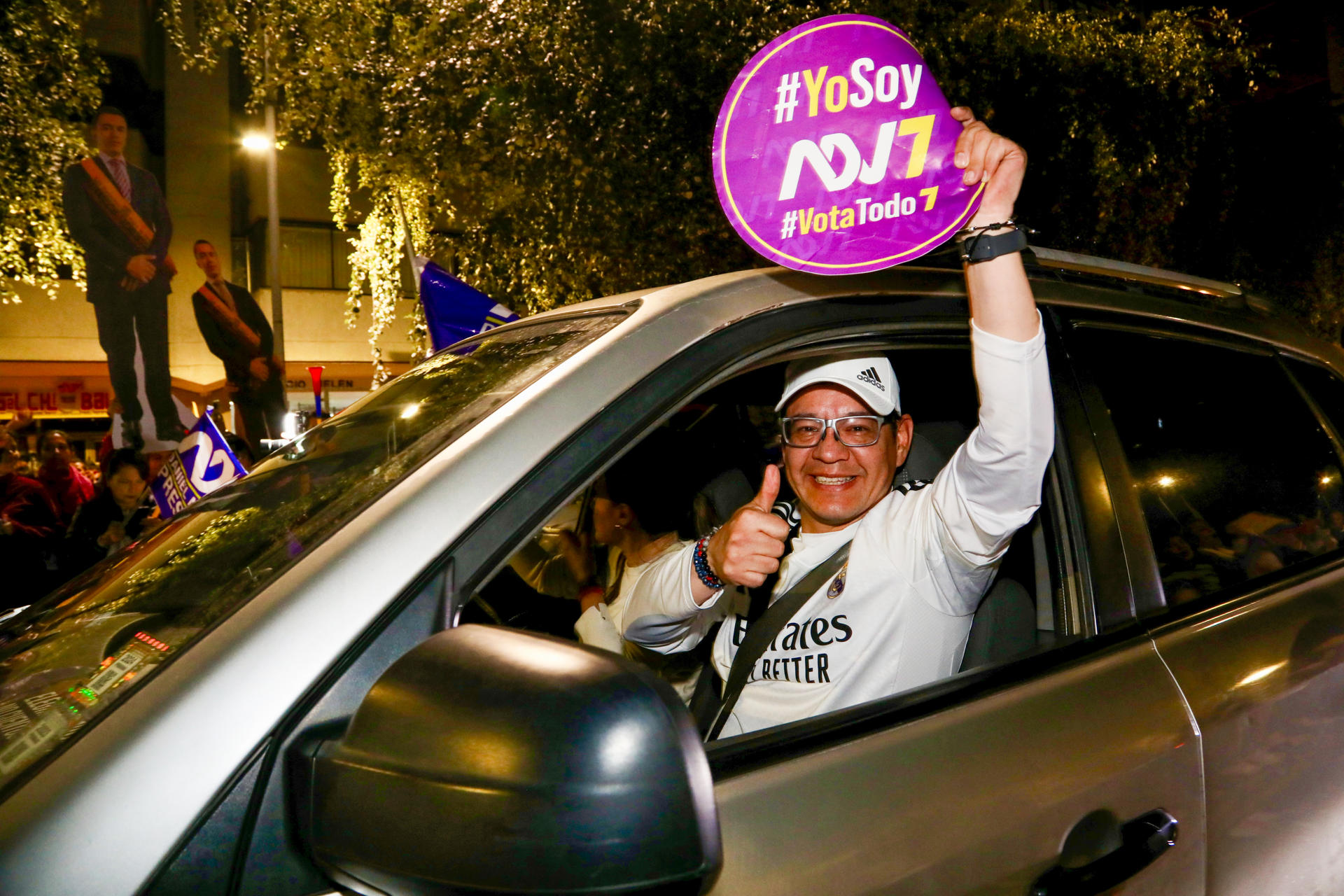 Simpatizantes del presidente Daniel Noboa celebran este domingo, 13 de abril, la reelección del mandatario, en Quito (Ecuador). EFE/Gianna Benalcazar