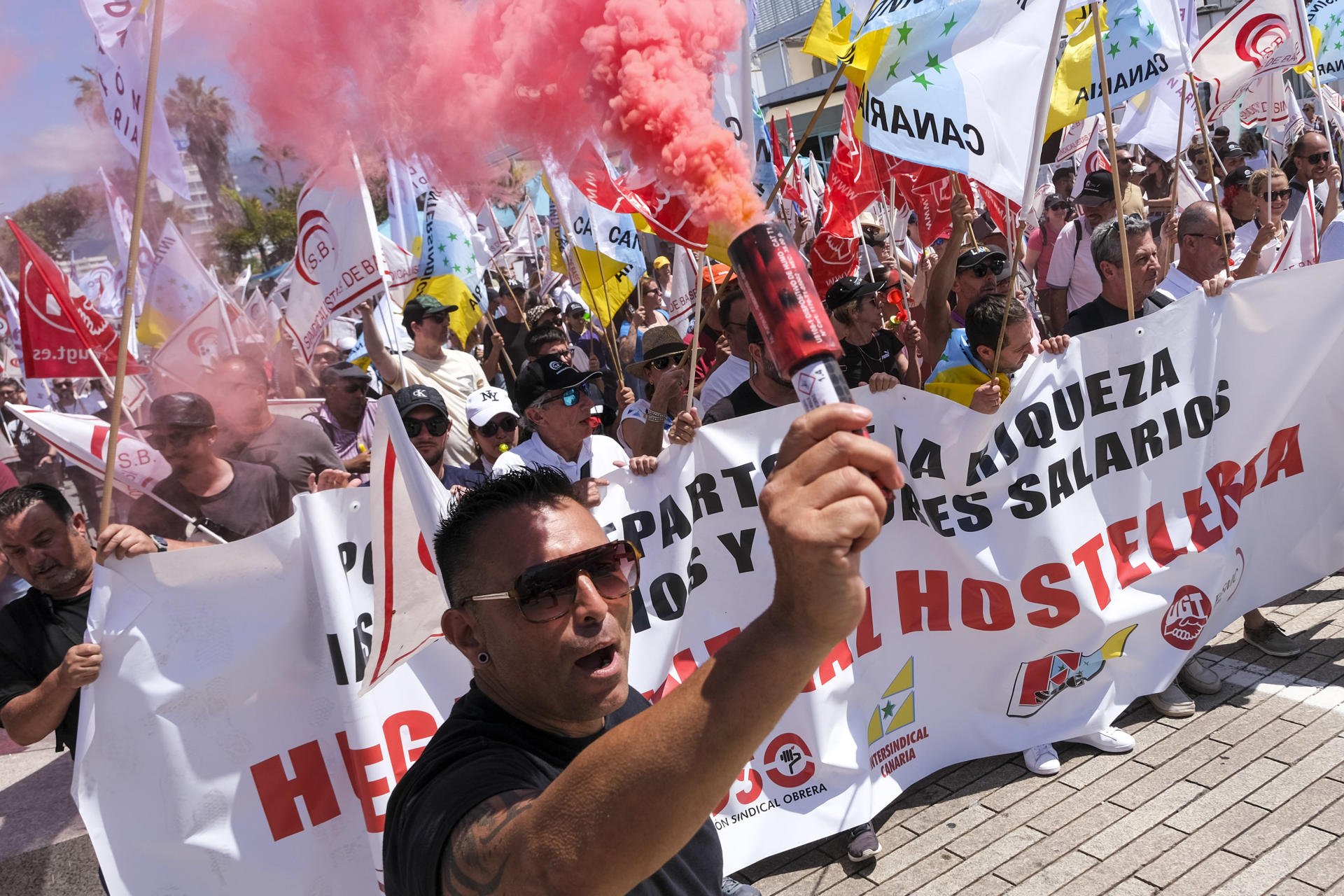 Varios miles de personas, hasta 10.000 según los convocantes, se han manifestado este viernes en la zona turística del sur de Tenerife, dentro de las dos jornadas de huelga en el sector hotelero y hostelero de la isla, entre la sorpresa de los visitantes en unos casos y el apoyo en otros. La manifestación, durante la que los trabajadores han repartido folletos en inglés con sus reivindicaciones, ha venido precedida de concentraciones frente a los hoteles, en el marco de los dos días de huelga que concluyen este viernes. EFE/ Alberto Valdés
