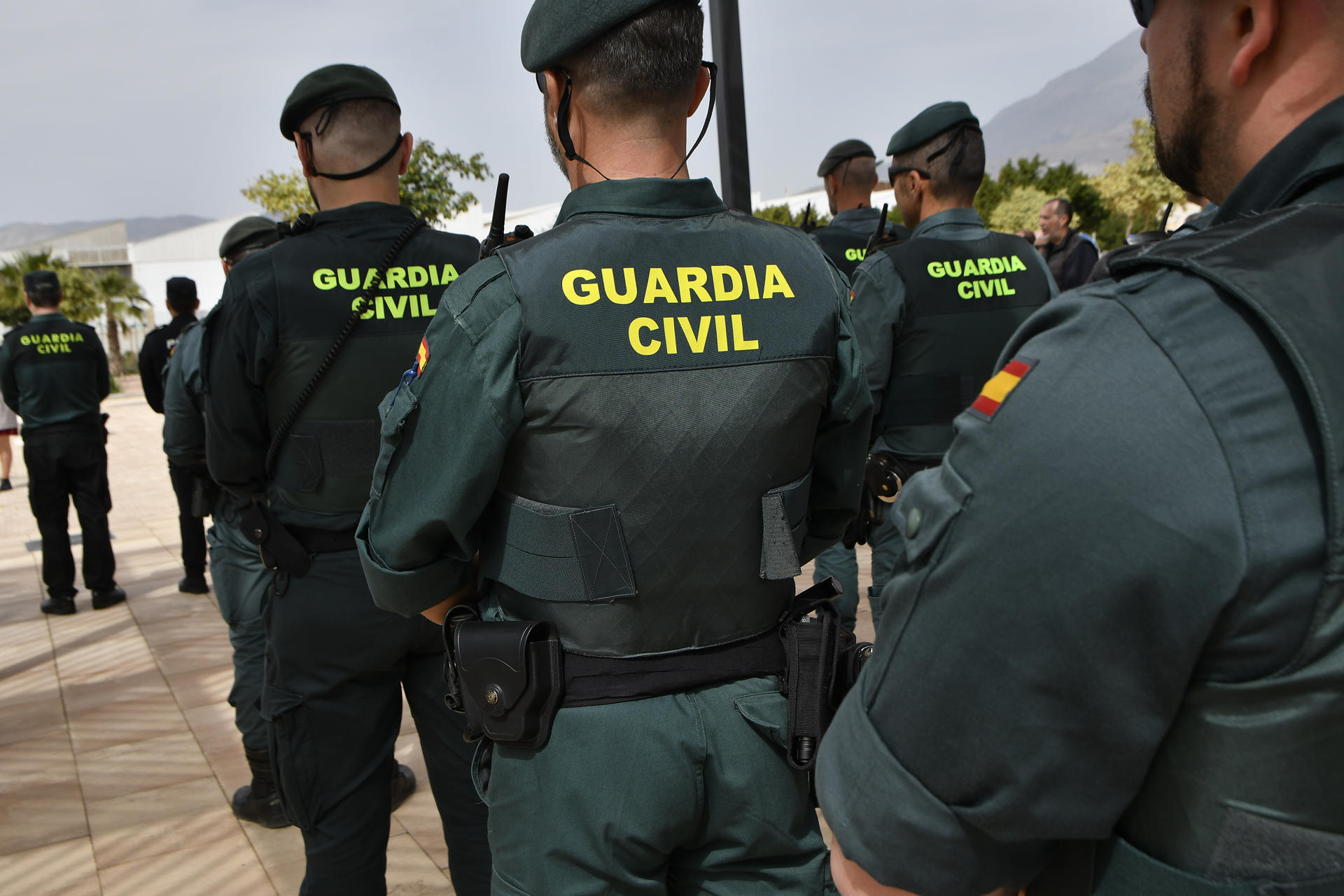 Imagen de archivo de varios agentes de la Guardia Civil. EFE/Carlos Barba