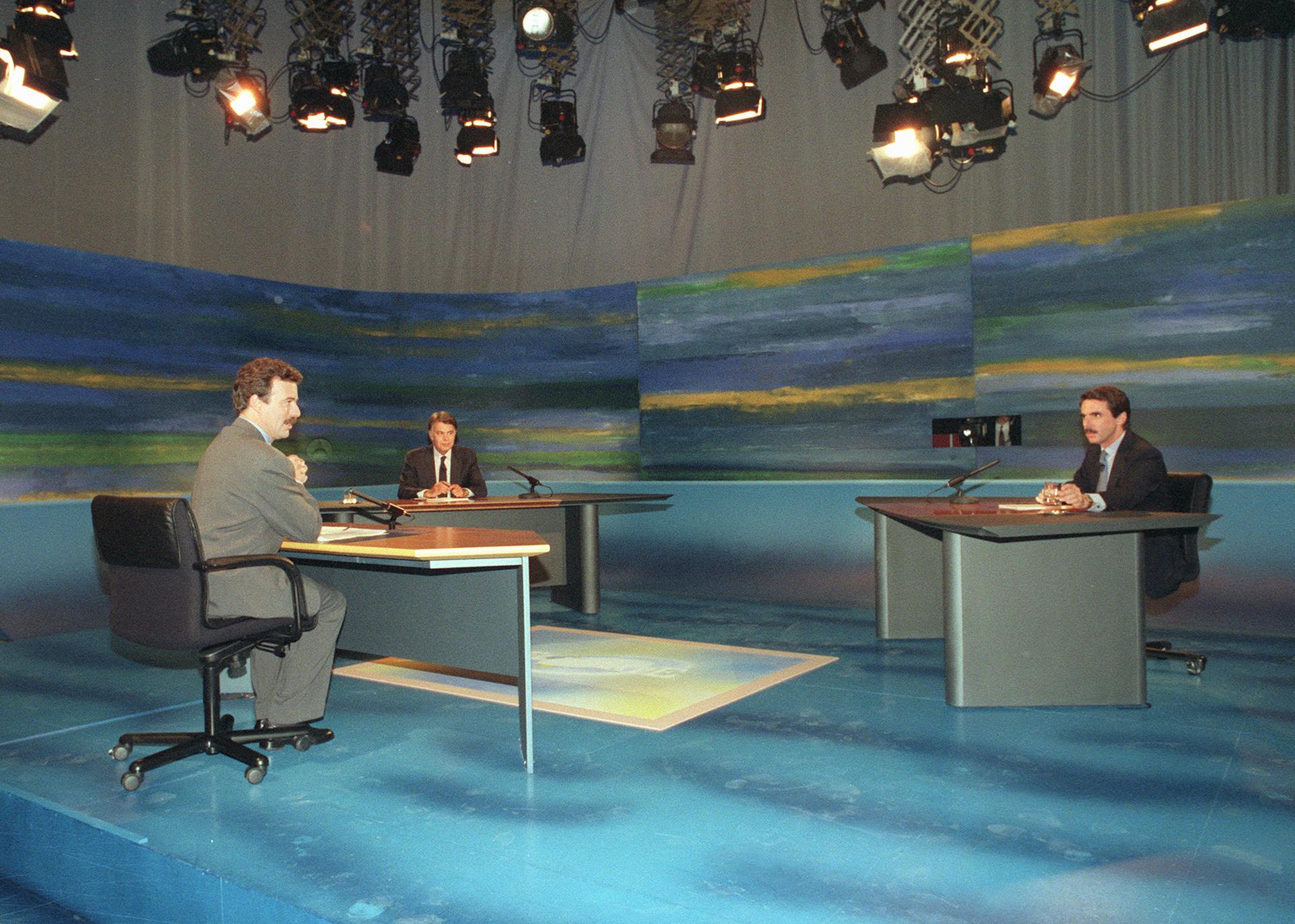 Imagen de archivo (24-5-1993).- Debate de Felipe González, candidato a la presidencia del gobierno por el PSOE, y Jose María Aznar, del PP, en Antena 3 TV en un programa moderado por Manuel Campo Vidal. 
EFE/José Velasco/aa