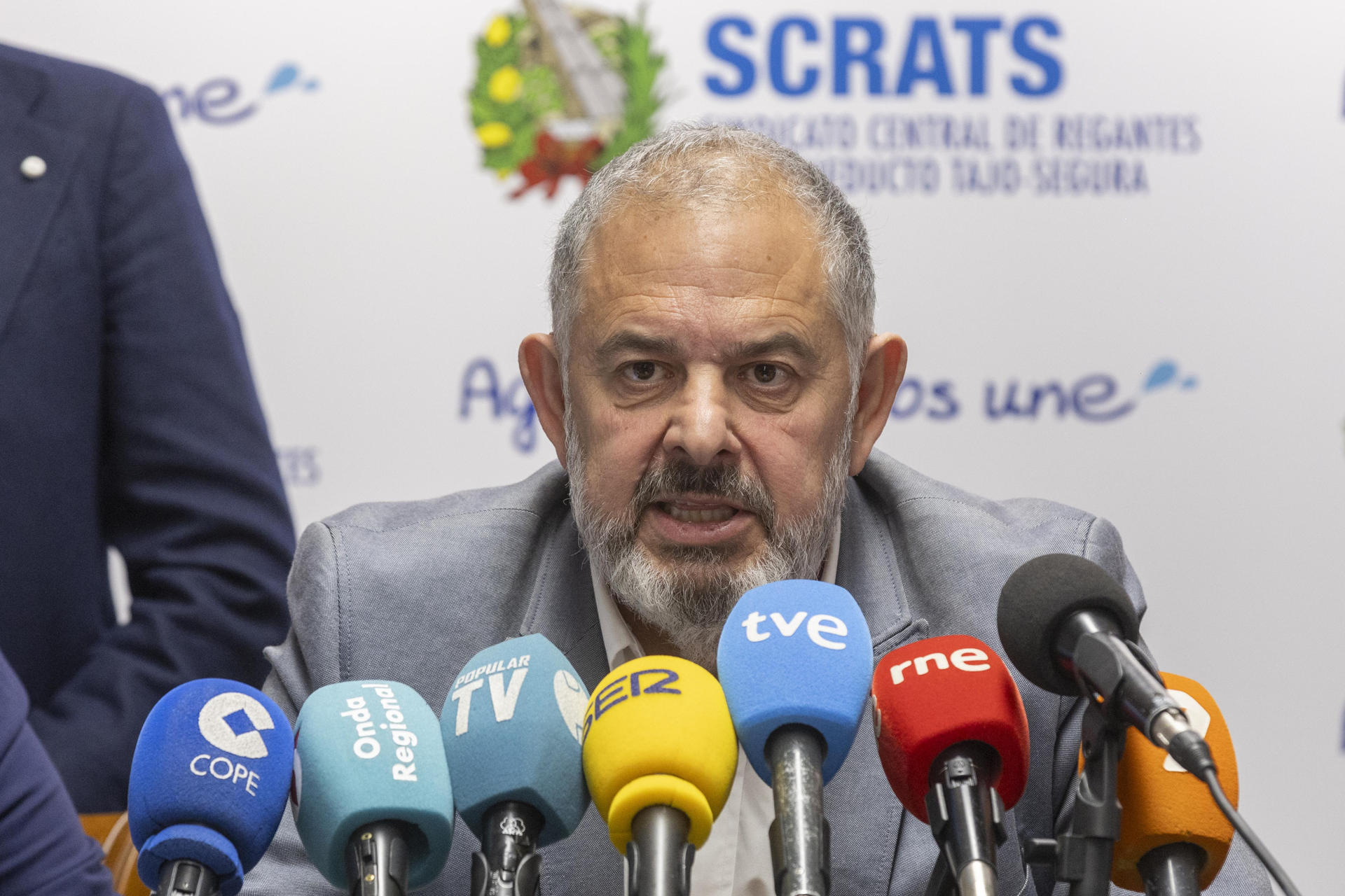 El presidente del Sindicato Central de Regantes del Acueducto Tajo-Segura, SCRATS, Lucas Jiménez, este miércoles durante la rueda de prensa que ha ofrecido en la sede del sindicanto en Murcia. EFE/Marcial Guillén