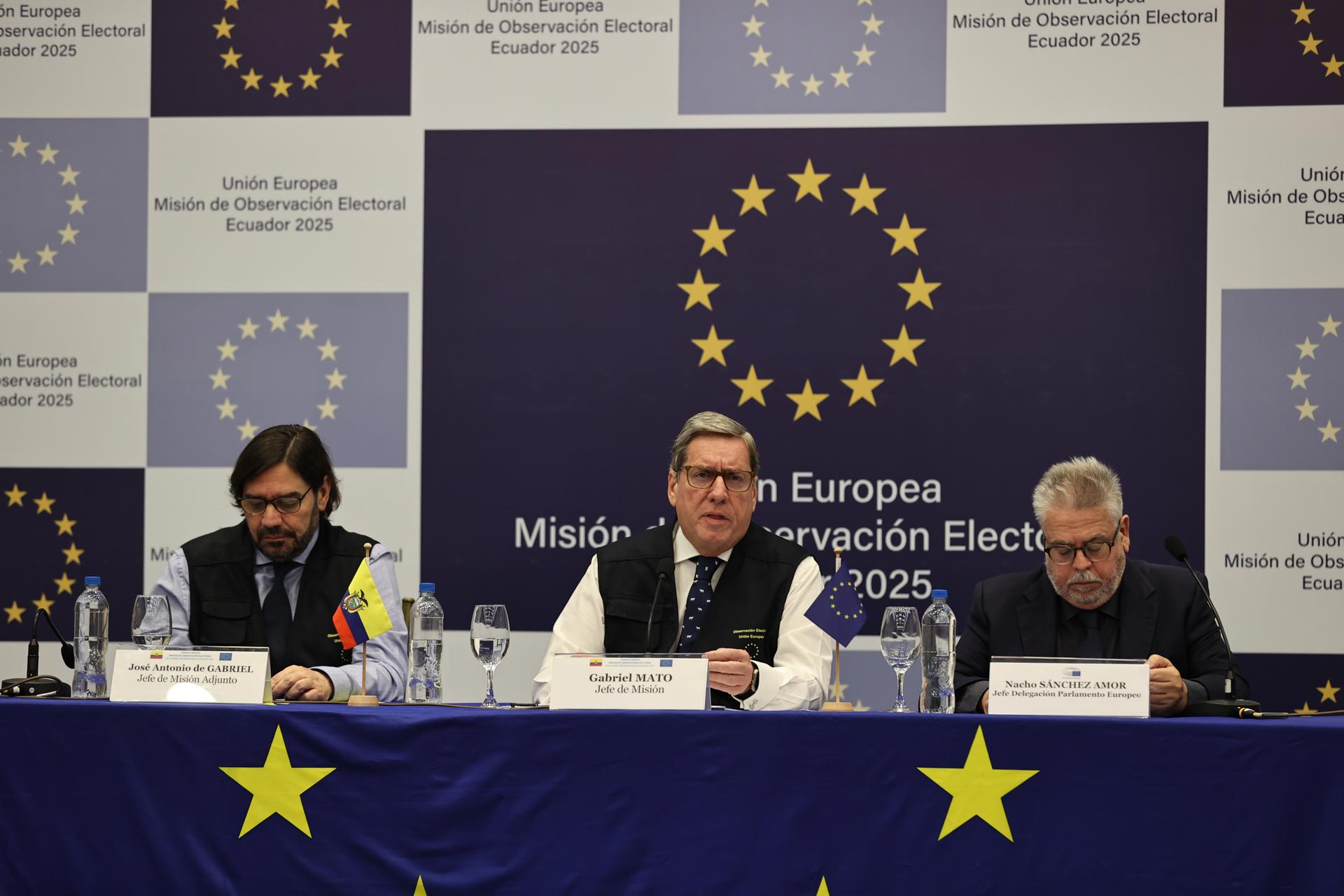 Foto de archivo del jefe de la misión electoral de la UE, el eurodiputado español Gabriel Mato (c). EFE/ José Jácome