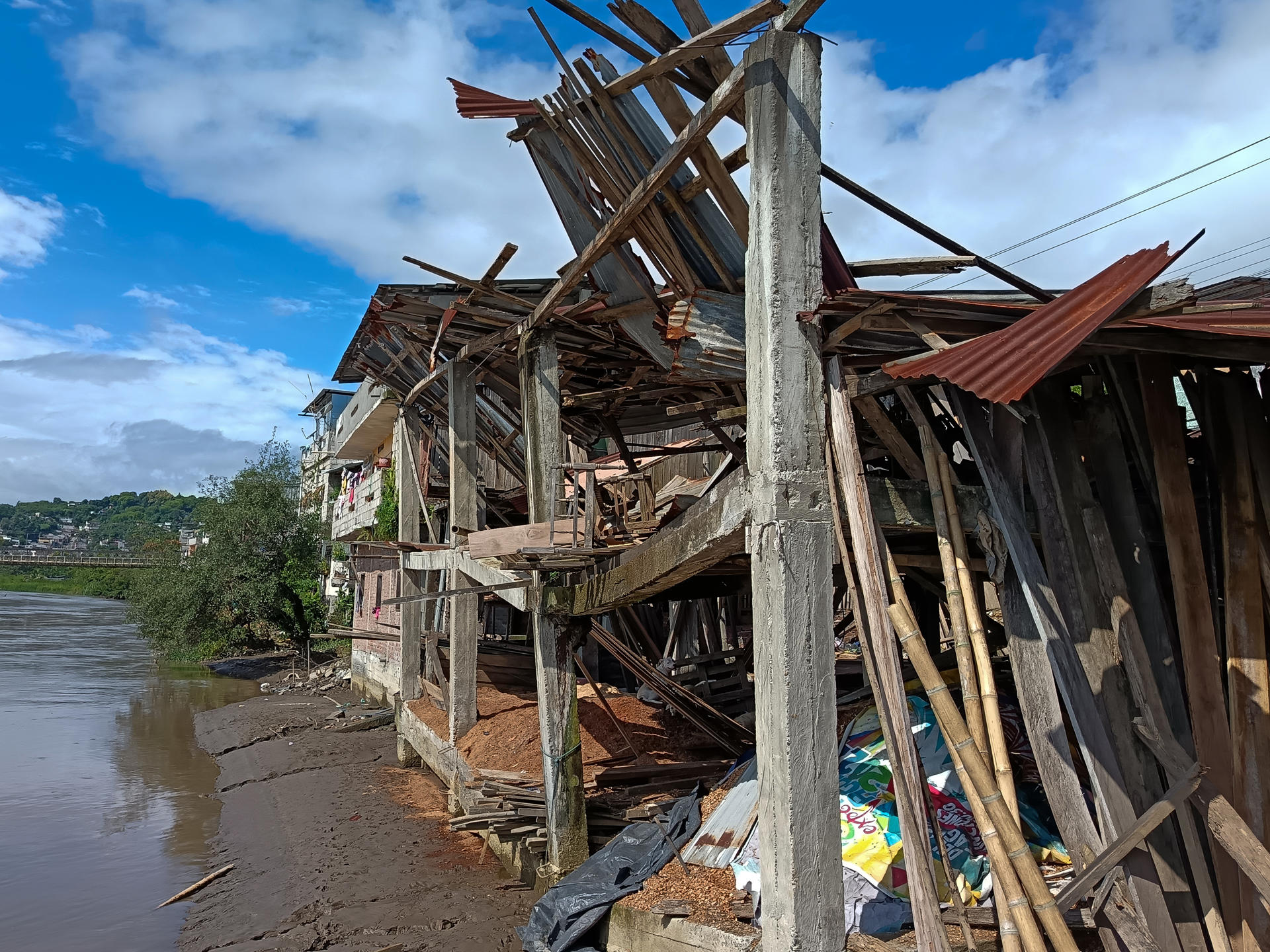 Fotografía de una edificación afectada por un sismo este viernes, en Esmeraldas (Ecuador). EFE/ Jorge Demera