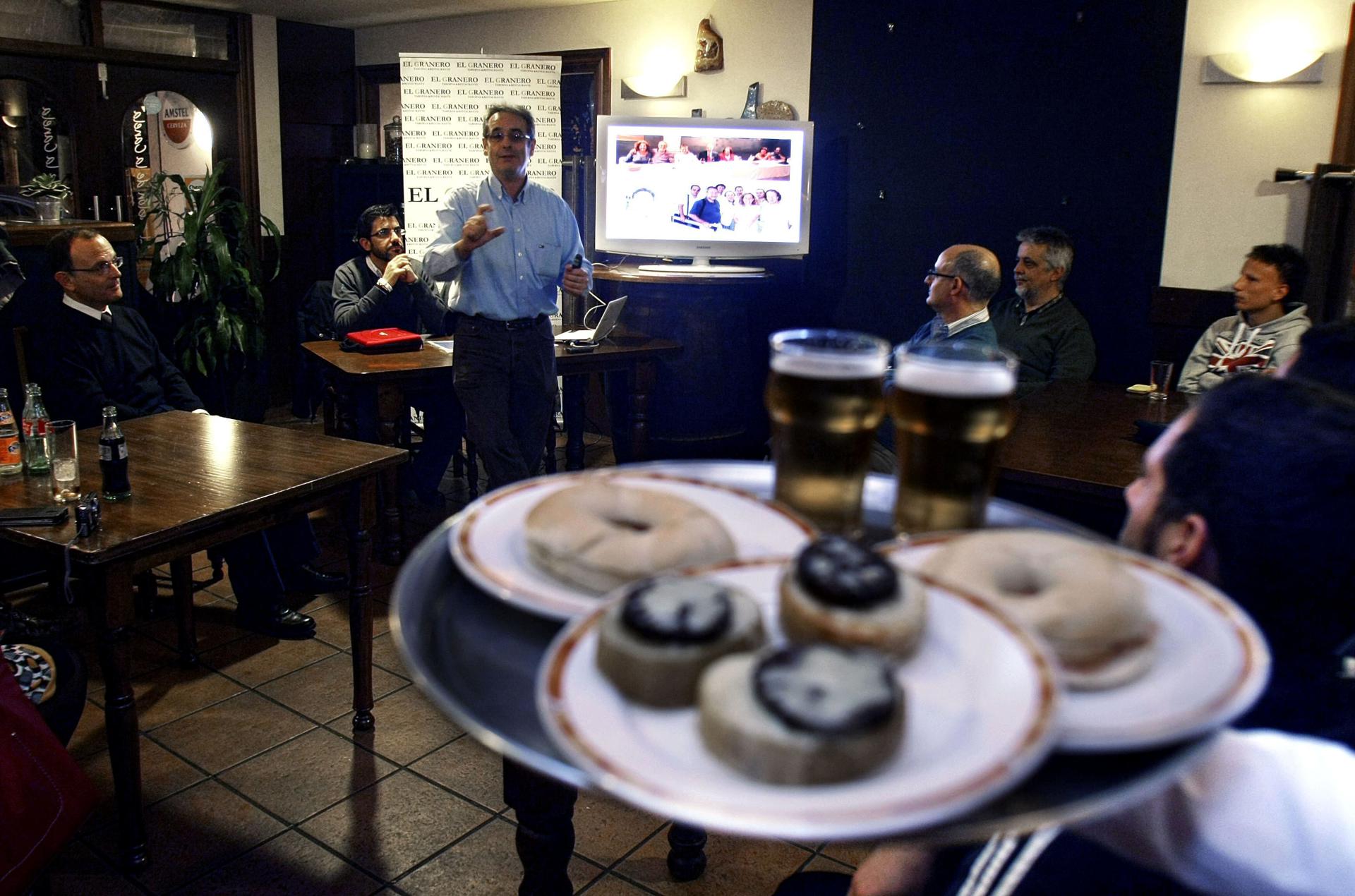 Charla en un restaurante de Elche en una edición de 'Ciencia y Tapas'. EE/MORELL/Archivo