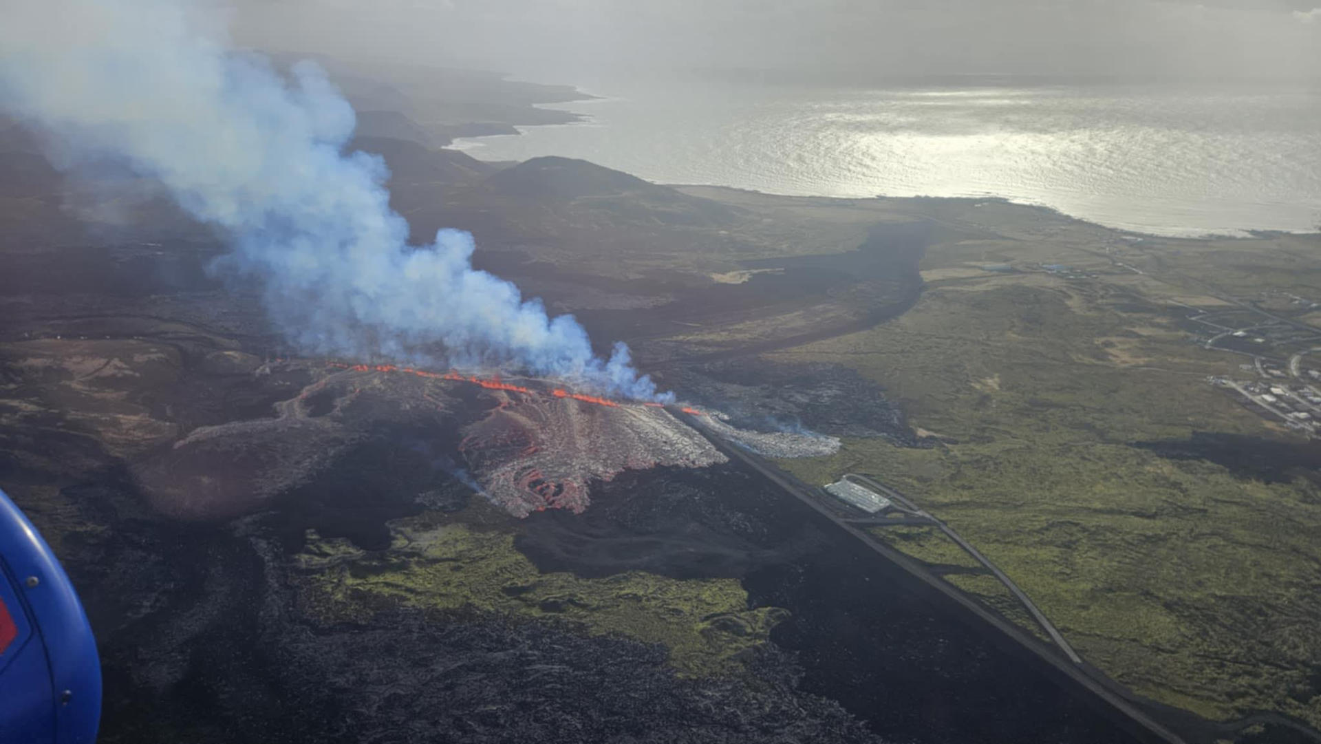 Imagen de este martes el volcán aún en activo. EFE/ Protección Civil de Islandia - SOLO USO EDITORIAL/SOLO DISPONIBLE PARA ILUSTRAR LA NOTICIA QUE ACOMPAÑA (CRÉDITO OBLIGATORIO) -
