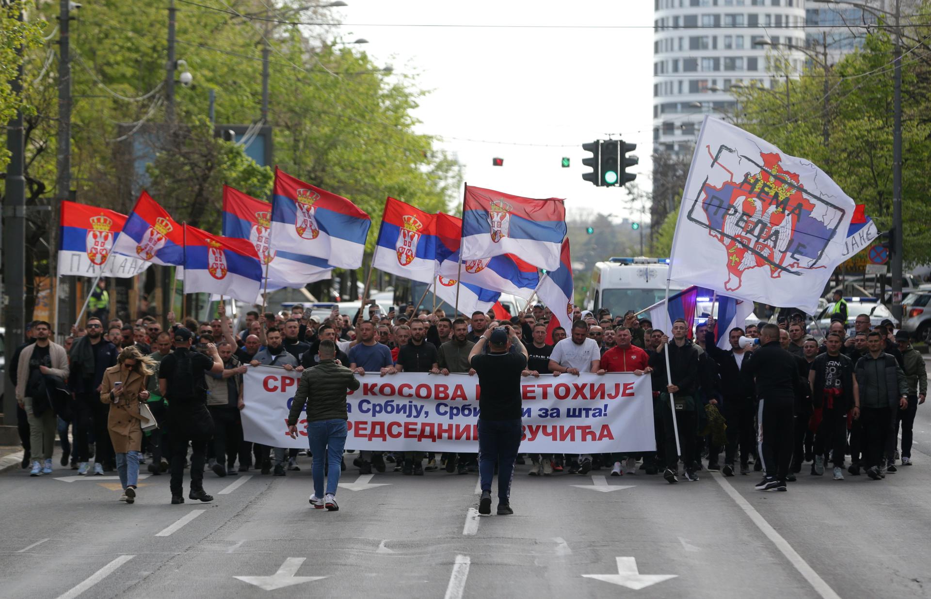 Los partidarios del presidente serbio Aleksandar Vucic agitan banderas serbias en Belgrado, Serbia, 11 de abril de 2025. Tras las protestas lideradas por estudiantes, provocadas por el mortal colapso de la cúpula de la estación de trenes de Novi Sad el 01 de noviembre de 2024, que dejó dieciséis personas muertas, el presidente serbio Vucic hizo un llamado a sus partidarios para que asistieran a un mitin de varios días titulado 'Estamos con Serbia' para demostrar apoyo a su liderazgo. (Protestas, Belgrado) EFE/EPA/ANDREJ CUKIC
