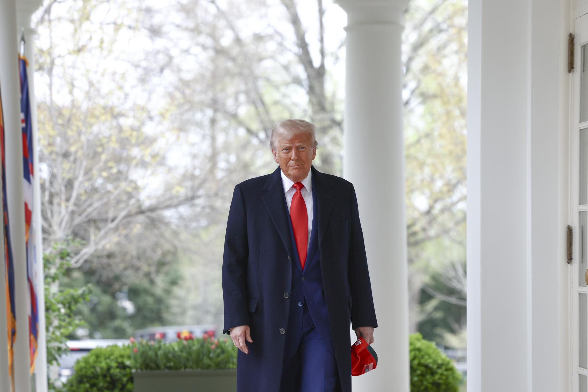 El presidente de EE.UU., Donald Trump, llega para anunciar aranceles recíprocos contra socios comerciales de EE.UU. en el Jardín de Rosas de la Casa Blanca en Washington, DC. EFE/JIM LO SCALZO