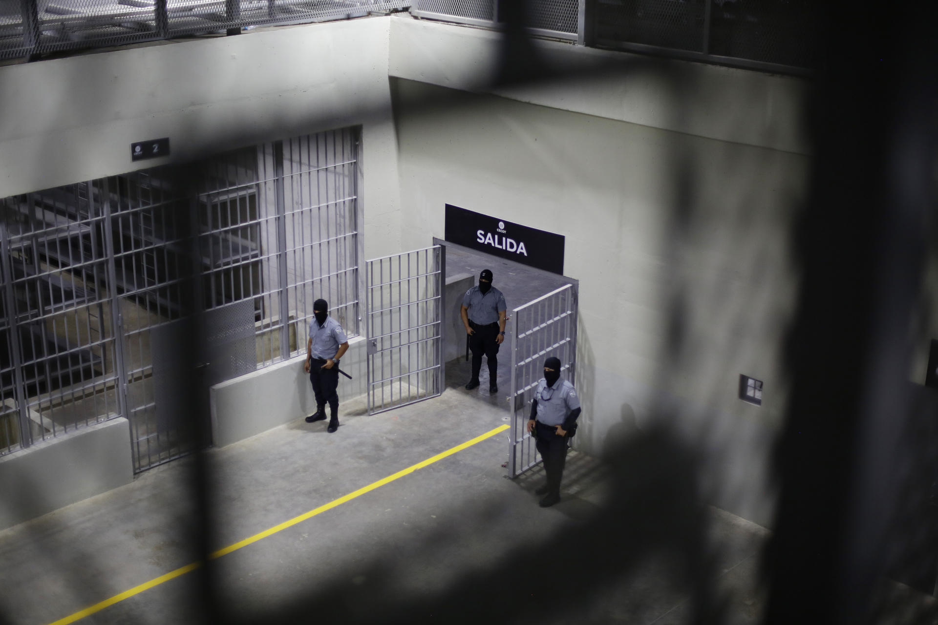 Fotografía de archivo en donde se observan guardias en el interior del Centro de Confinamiento del Terrorismo (Cecot), la cárcel construida por el Gobierno de El Salvador, en Tecoluca. EFE/ Rodrigo Sura
