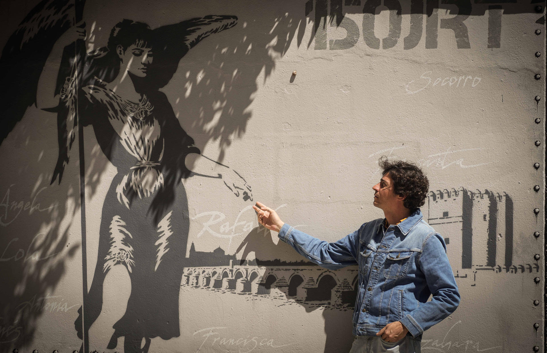 Juan Antonio Bernier, uno de los directores del documental ‘Julio, apoteosis de Córdoba’, posa durante una entrevista con la Agencia EFE en Córdoba. La cinta está narrada por mujeres que han sido modelos para representar algunos de los cuadros de Julio Romero de Torres. Bernier  asegura que la pretensión es que cada espectador saque sus propias conclusiones sobre la obras del artista cordobés sin una opinión que la rija. EFE/ Rafa Alcaide