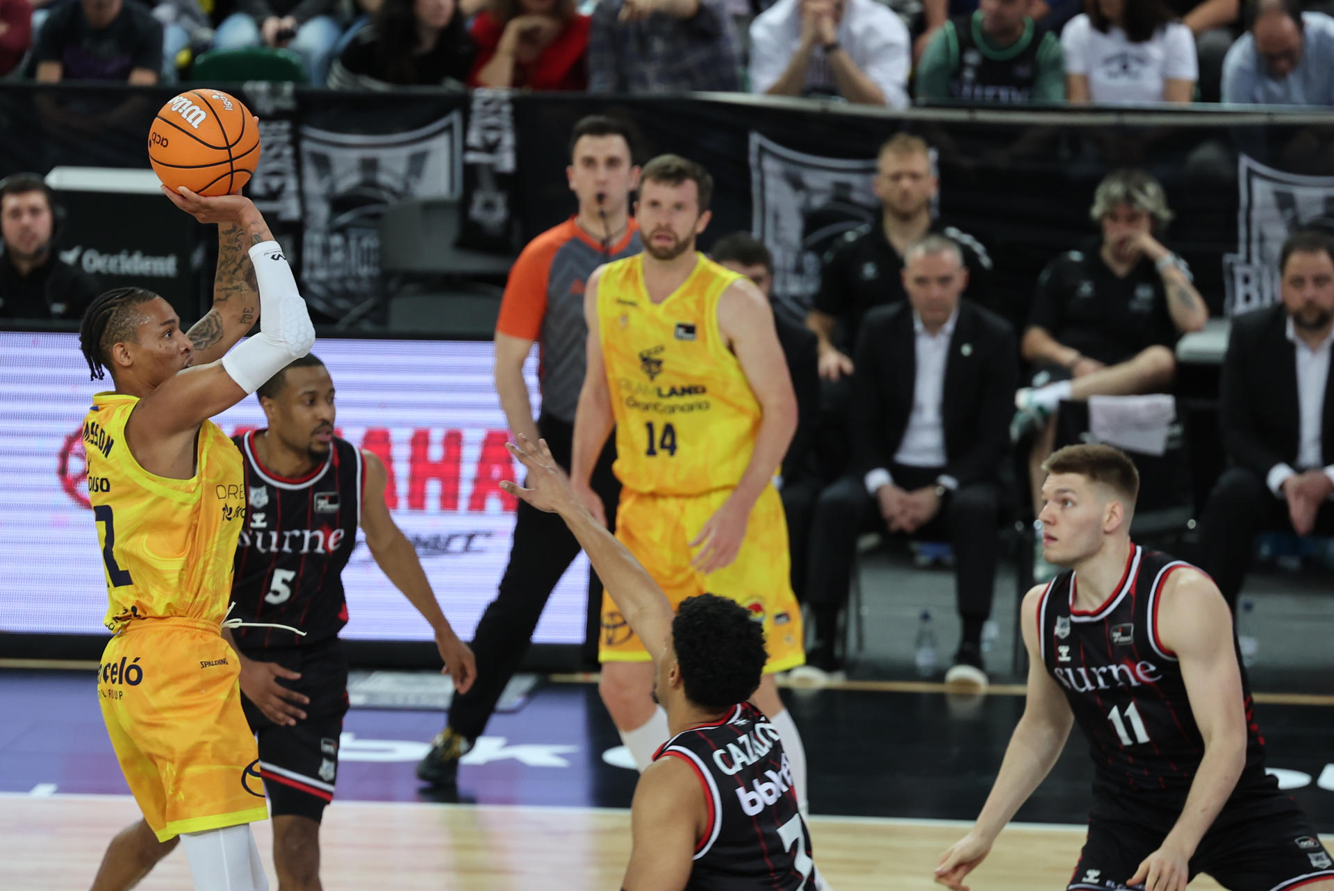 El alero estadounidense del Dreamland Gran Canaria Joe Thomasson (i) tira a canasta en el partido de Liga Endesa entre el Surne Bilbao Basket y el Dreamland Gran Canaria, este sábado en el Bilbao Arena. EFE/ Luis Tejido