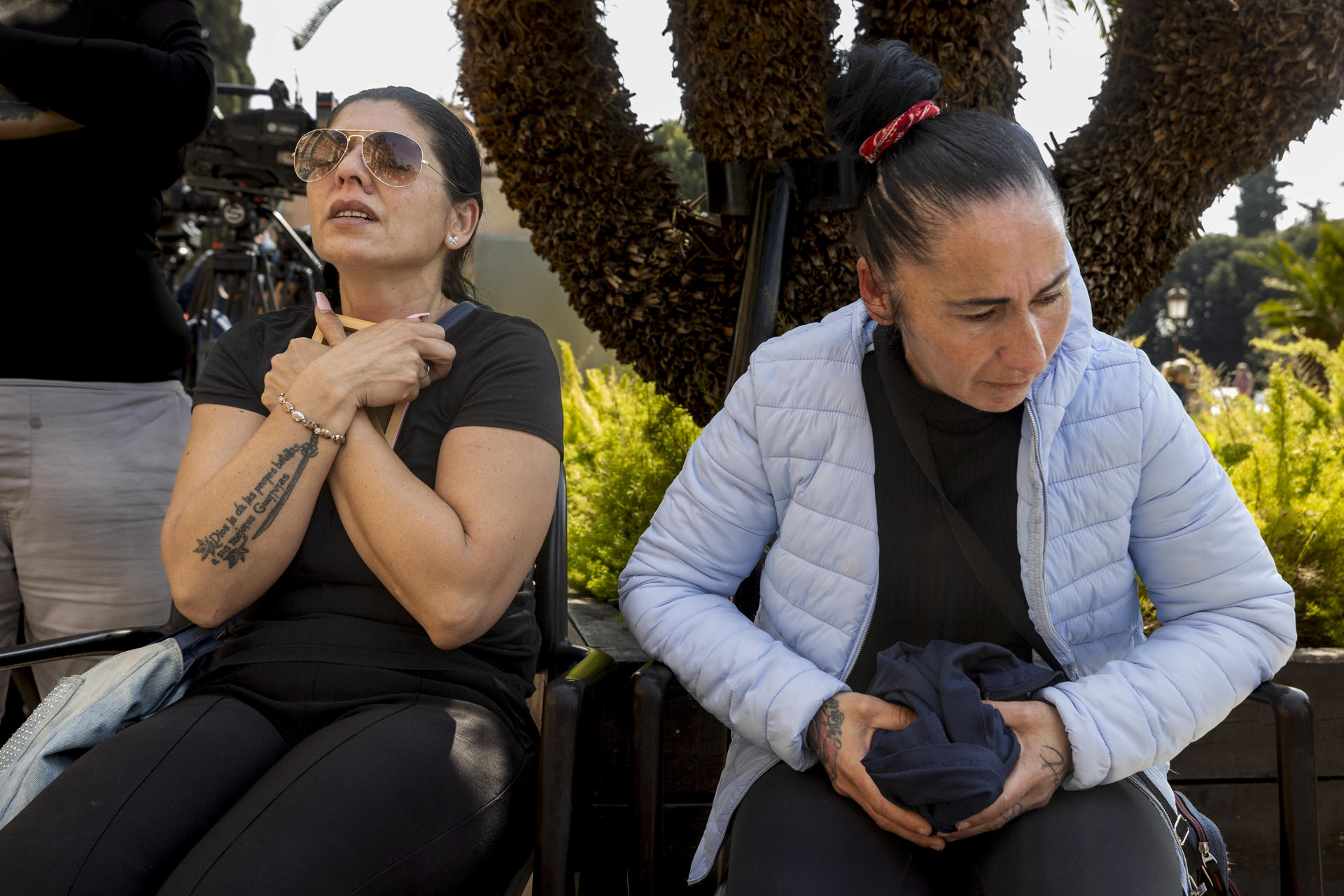 Isabel (d), la madre biológica de la niña asesinada ayer en la pedanía murciana de Llano de Brujas por la ex pareja de su prima Ramona (i), según los primeros indicios por la ingesta de pastillas, este miércoles durante el minuto de silencio que ha guardado en el Ayuntamiento de Murcia.- EFE/ Marcial Guillén