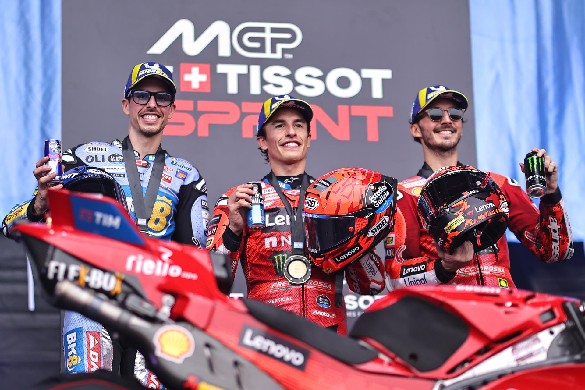 Alex Márquez (i), Marc Márquez (c) y Francesco Bagnaia, los favoritos en el Mundial de MotoGp. EFE/ Juan Ignacio Roncoroni