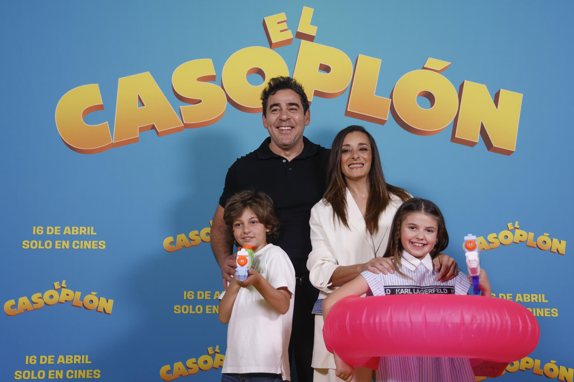 MADRID.- Los actores Pablo Chiapella (i), Álvaro Lafuente (i,delante), Raquel Guerrero, y Nerea Pascual (d, delante) durante la presentación de la película 'El Casoplón', el pasado jueves 10 de abril en Madrid. EFE/ Blanca Millez
