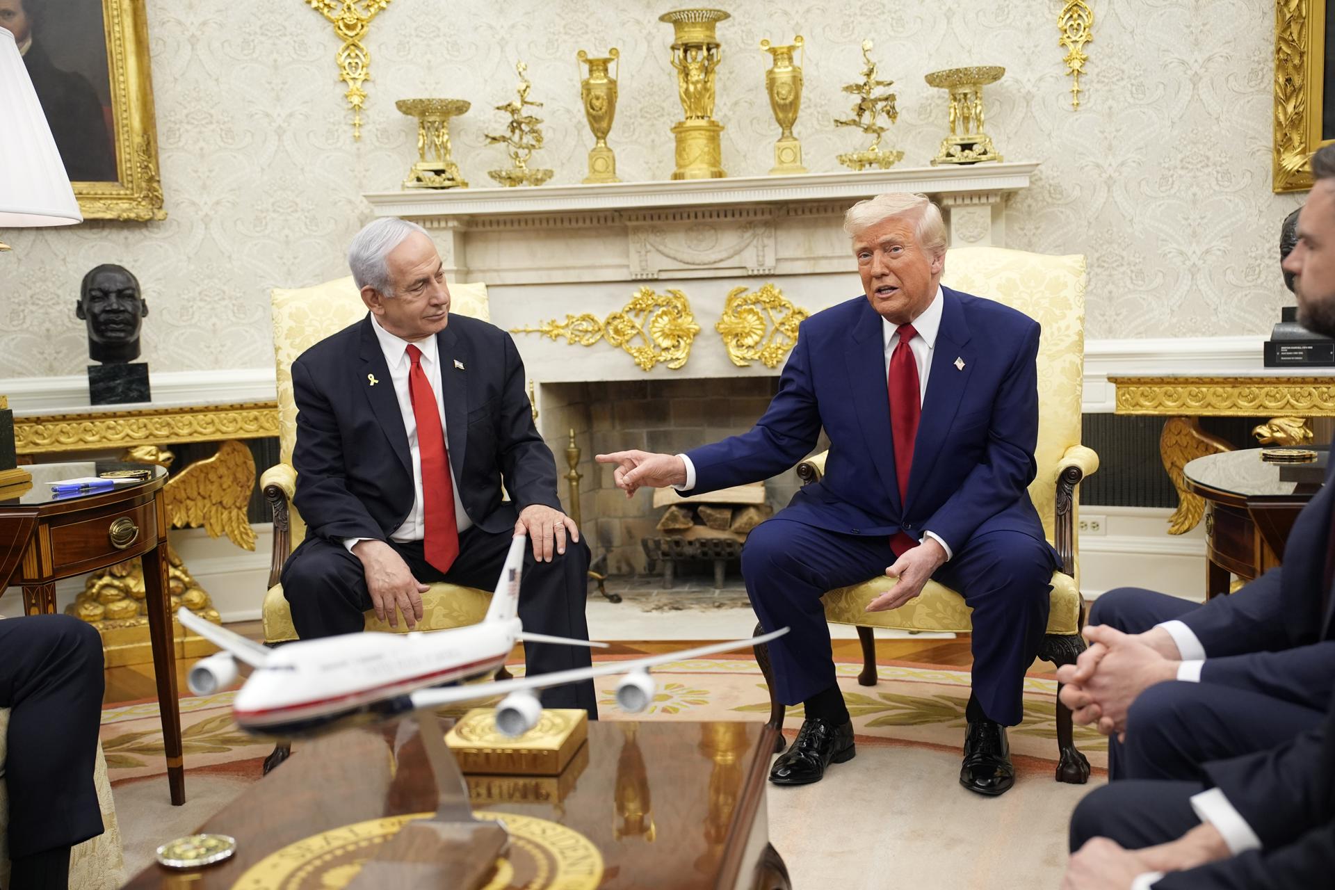 El presidente de Estados Unidos, Donald Trump (derecha), se reúne con el primer ministro israelí, Benjamin Netanyahu (izquierda), en la Oficina Oval de la Casa Blanca. EFE/EPA/YURI GRIPAS / POOL