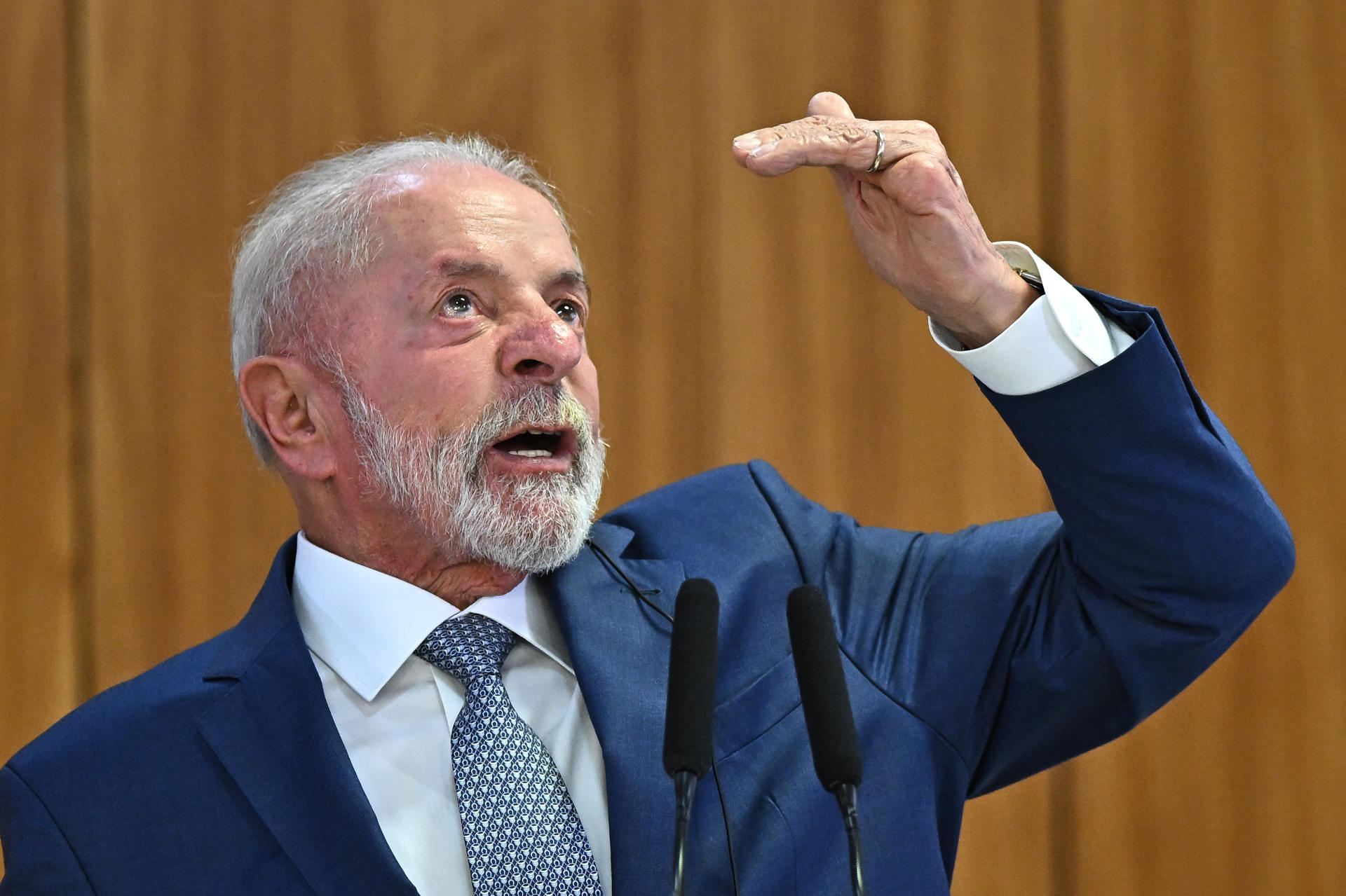 El presidente de Brasil, Luiz Inácio Lula da Silva, habla durante una declaración conjunta con su homólogo de Chile, Gabriel Boric, este martes, en el Palácio del Planalto en Brasilia (Brasil). EFE/Andre Borges