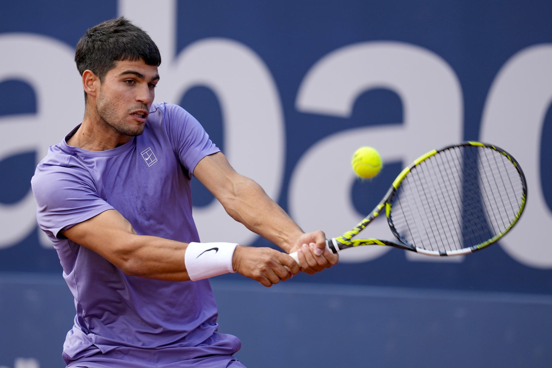 El tenista español Carlos Alcaraz en acción ante el francés Arthur Fils durante el partido de semifinales del Barcelona Open Banc Sabadell-Trofeo Conde de Godó disputado este sábado en Barcelona. EFE/Enric Fontcuberta
