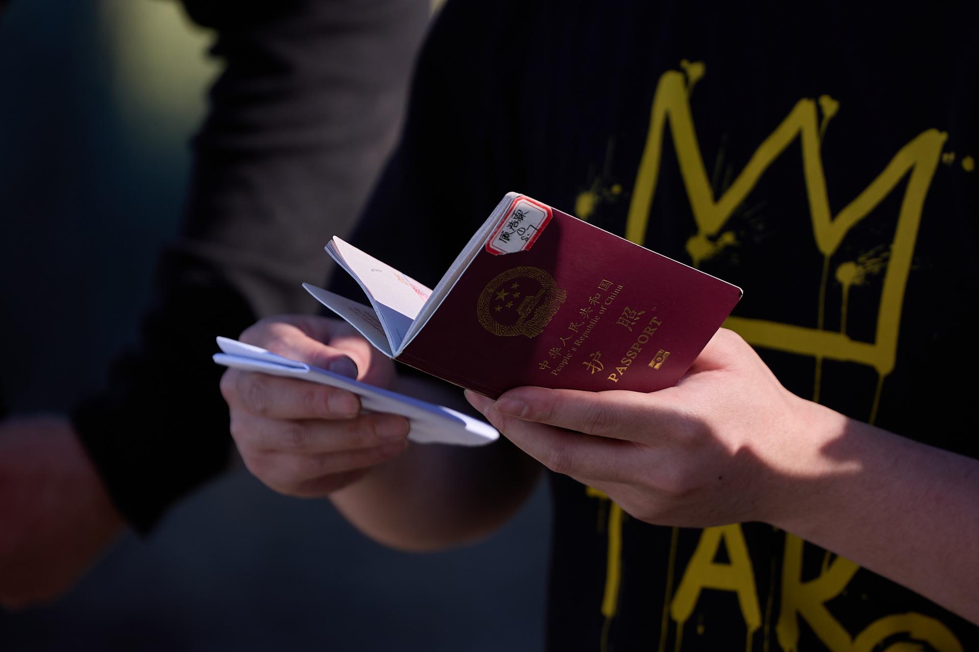 Un migrante sostiene su pasaporte para ser inspeccionado por la Patrulla Fronteriza de EE. UU. EFE/EPA/ALLISON DINNER