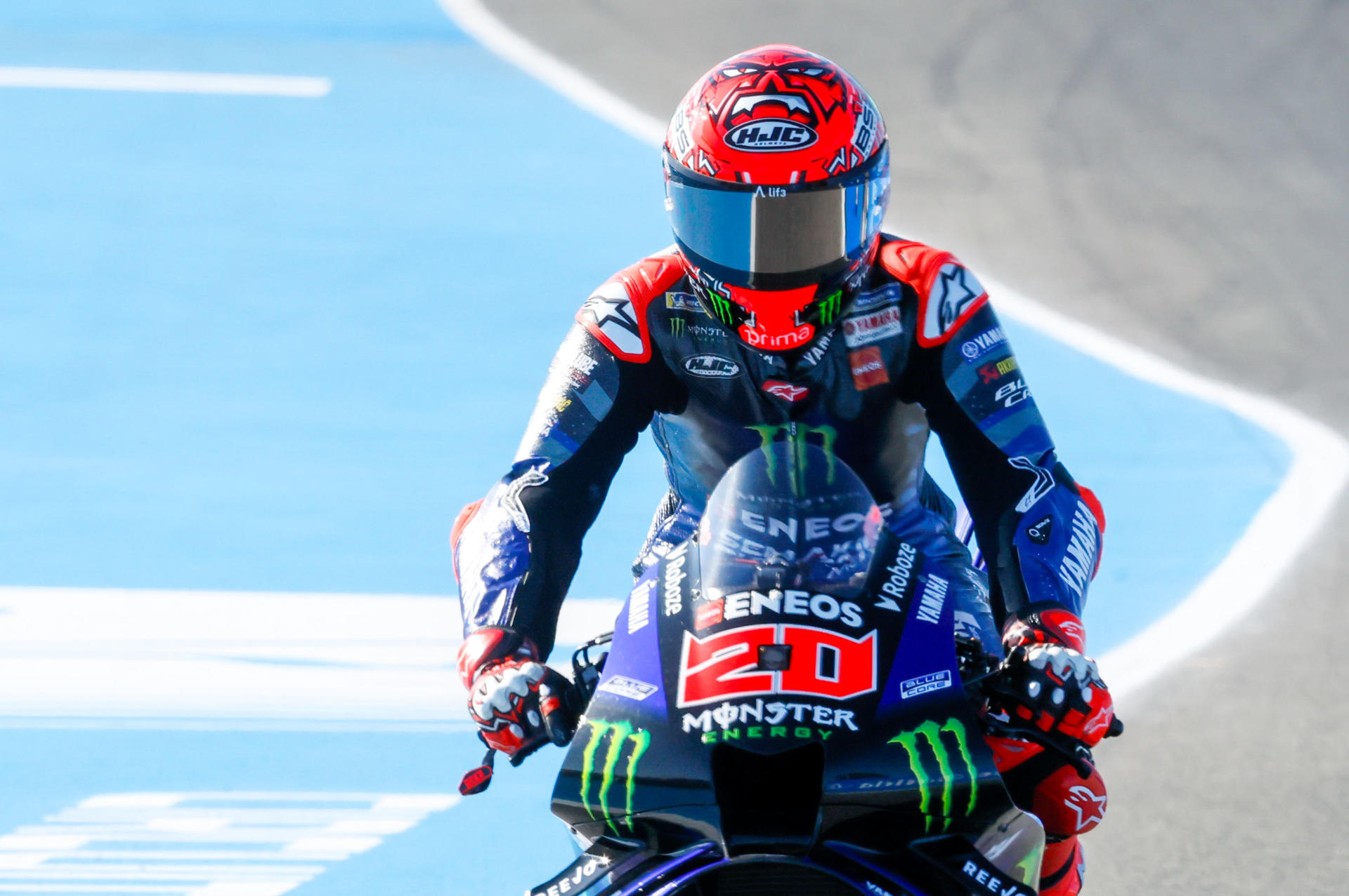 El piloto francés de MotoGP Fabio Quartararo (Monster Energy Yamaha MotoGP), durante la primera ronda de clasificación de su categoría para el Gran Premio de España de Motociclismo en el Circuito de Jerez-Ángel Nieto de Jerez. EFE/José Manuel Vidal