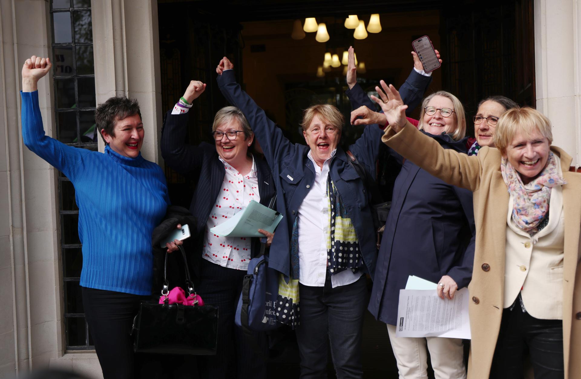 El Gobierno británico consideró este miércoles que el fallo del Tribunal Supremo que dicta que la definición de 'mujer' en la ley está determinada por el sexo biológico aporta "claridad", por ejemplo de cara a los espacios diferenciados por sexo, como baños y clubes deportivos. El dictamen del Supremo, máxima instancia judicial británica, pone fin a una larga batalla legal iniciada por la organización defensora de las mujeres 'For Women Scotland', que disputaba la definición adoptada por el Ejecutivo autonómico escocés. EFE/ Andy Rain