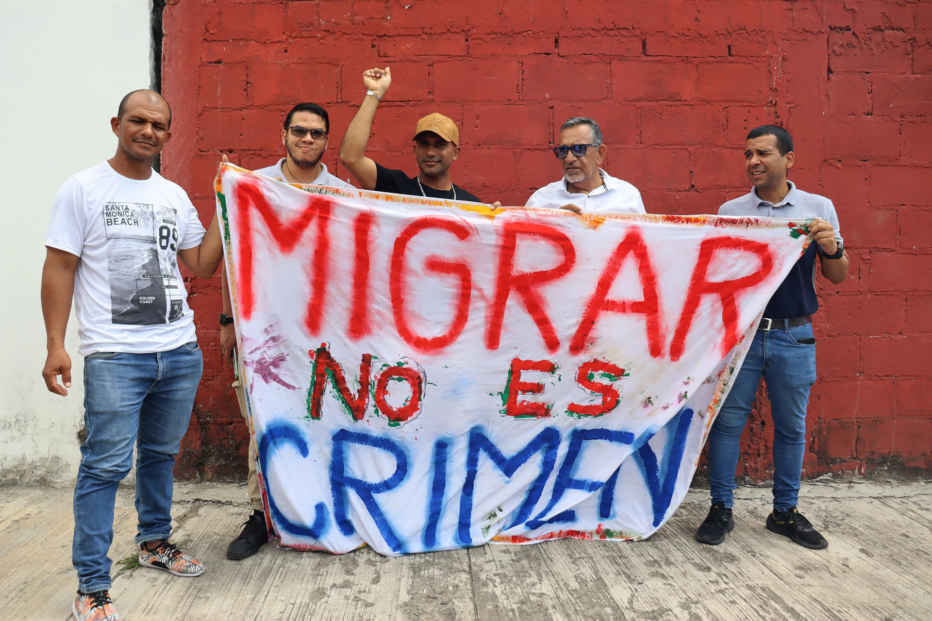 Migrantes se manifiestan este viernes en el municipio de Tapachula, en el estado de Chiapas (México). EFE/ Juan Manuel Blanco