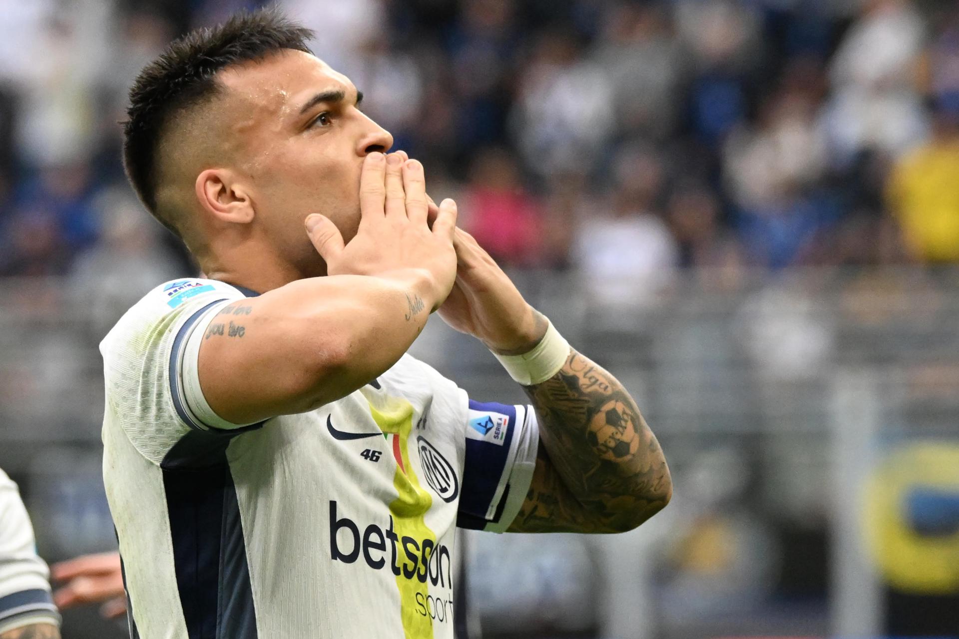 El jugador del Inter Milan Lautaro Martinez celebra un gol durante el partido de la Seria A que han jugado Inter Milan y Cagliari en el Giusppe Meazza Stadium de Milan, Italia. EFE/EPA/DANIEL DAL ZENNARO