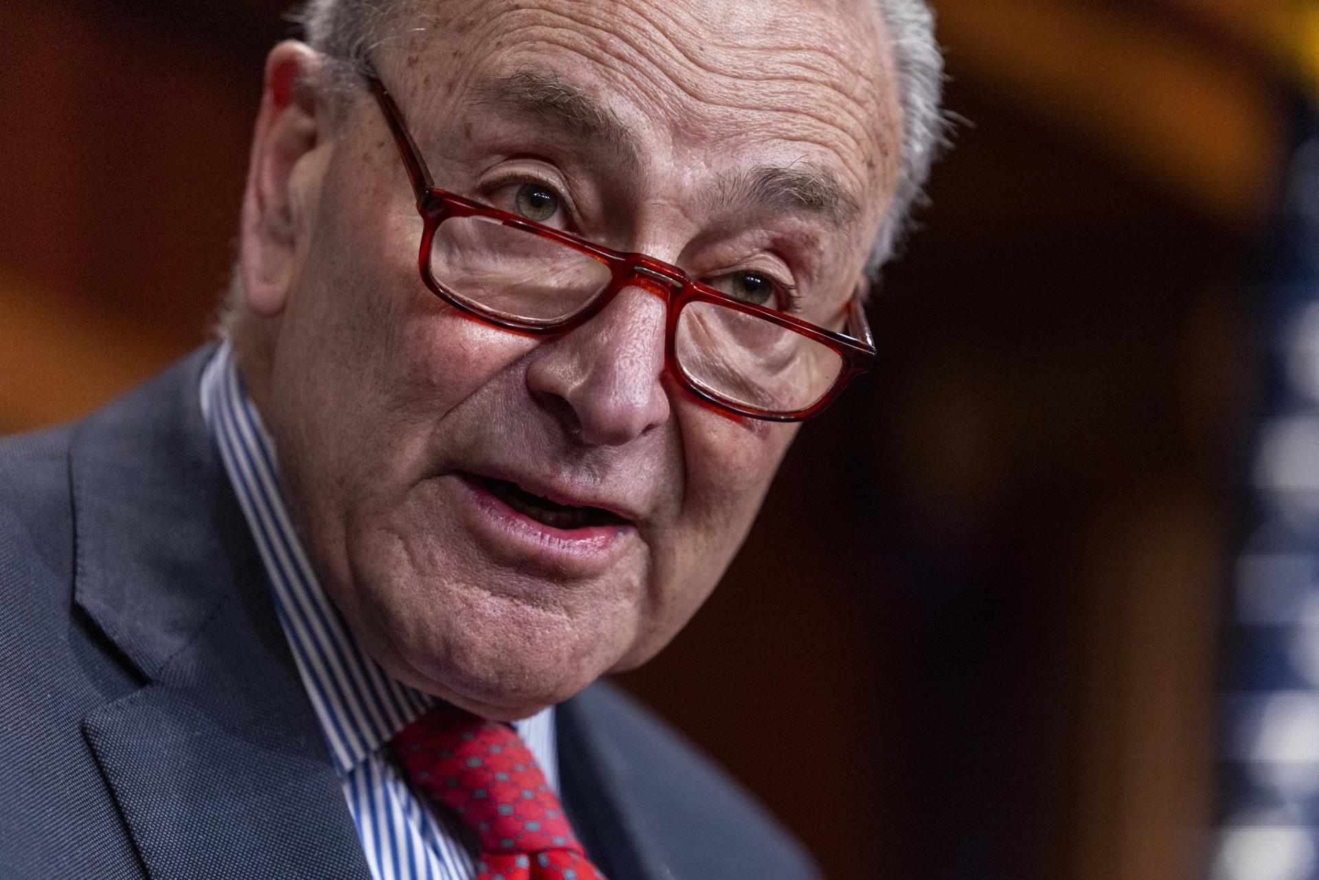 El líder de la minoría del Senado, Chuck Schumer, pronuncia un discurso durante una conferencia de prensa en el Capitolio de EE. UU. en Washington, DC, EE. UU., el 9 de abril de 2025.  EFE/SHAWN THEW