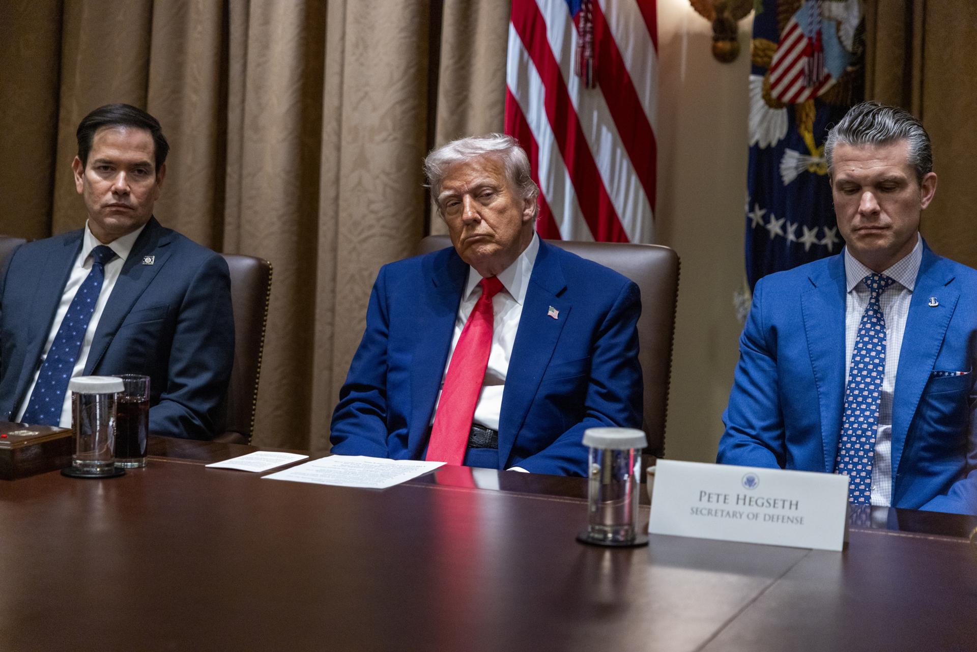 El presidente estadounidense, Donald J. Trump (c) escucha los comentarios durante una reunión del gabinete en la Sala del Gabinete de la Casa Blanca en Washington, DC, EE. UU., 10 de abril de 2025. EFE/SHAWN THEW / POOL