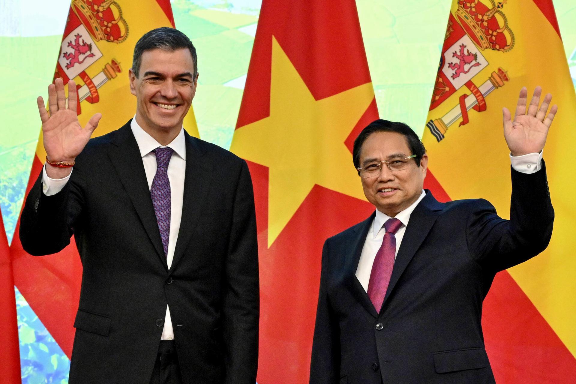 El primer ministro de Vietnam, Pham Minh Chinh (derecha), y el primer ministro de España, Pedro Sánchez, saludan mientras se reúnen en la Oficina del Gobierno en Hanoi. EFE/EPA/NHAC NGUYEN / POOL