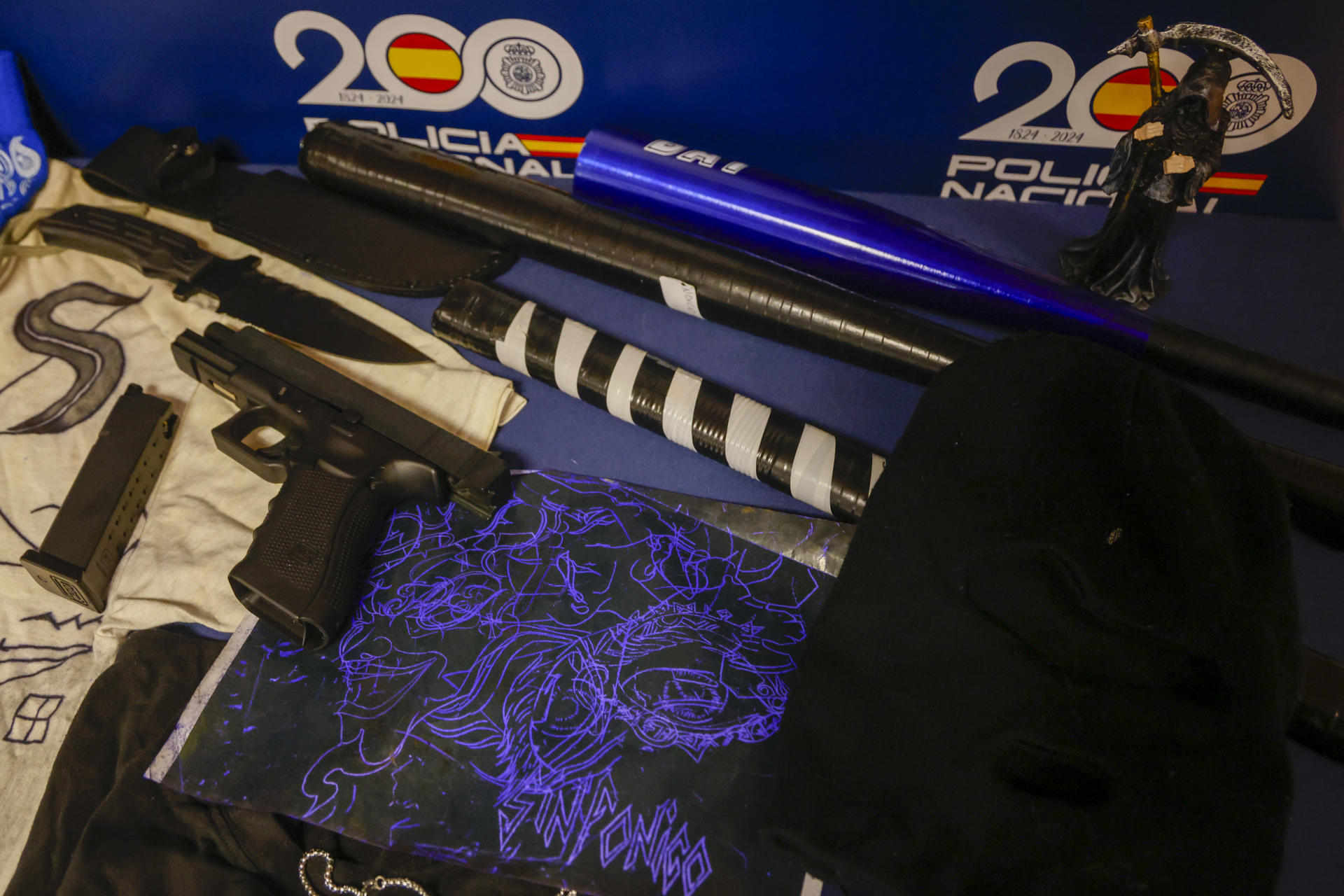Vista de las armas expuestas por Policía Nacional, que ha desarticulado un 'programa' o estructura de la mara salvadoreña Salvatrucha MS13 que pretendía establecerse en España y ha detenido a 27 personas en una operación desarrollada en varias provincias, este miércoles en Madrid.-EFE/ Blanca Millez