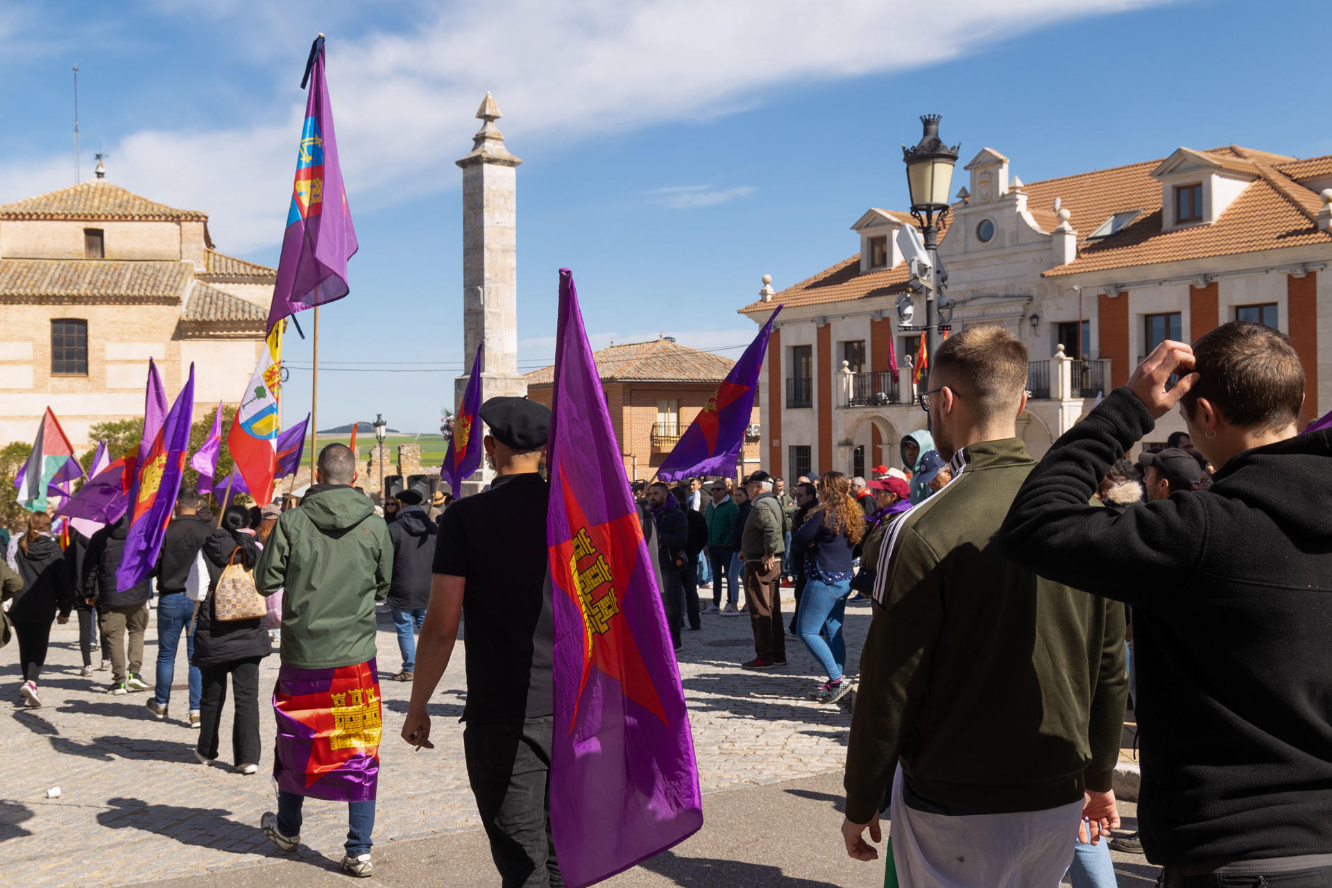 Miles de personas, unas 18.500 según los datos aportados por la Guardia Civil a primera hora de la tarde, se han reunido este martes en un ambiente festivo y sin incidentes para reivindicar el papel referencial del histórico municipio vallisoletano de Villalar de los Comuneros a la hora de celebrar el Día de Castilla y León. EFE/ R. García